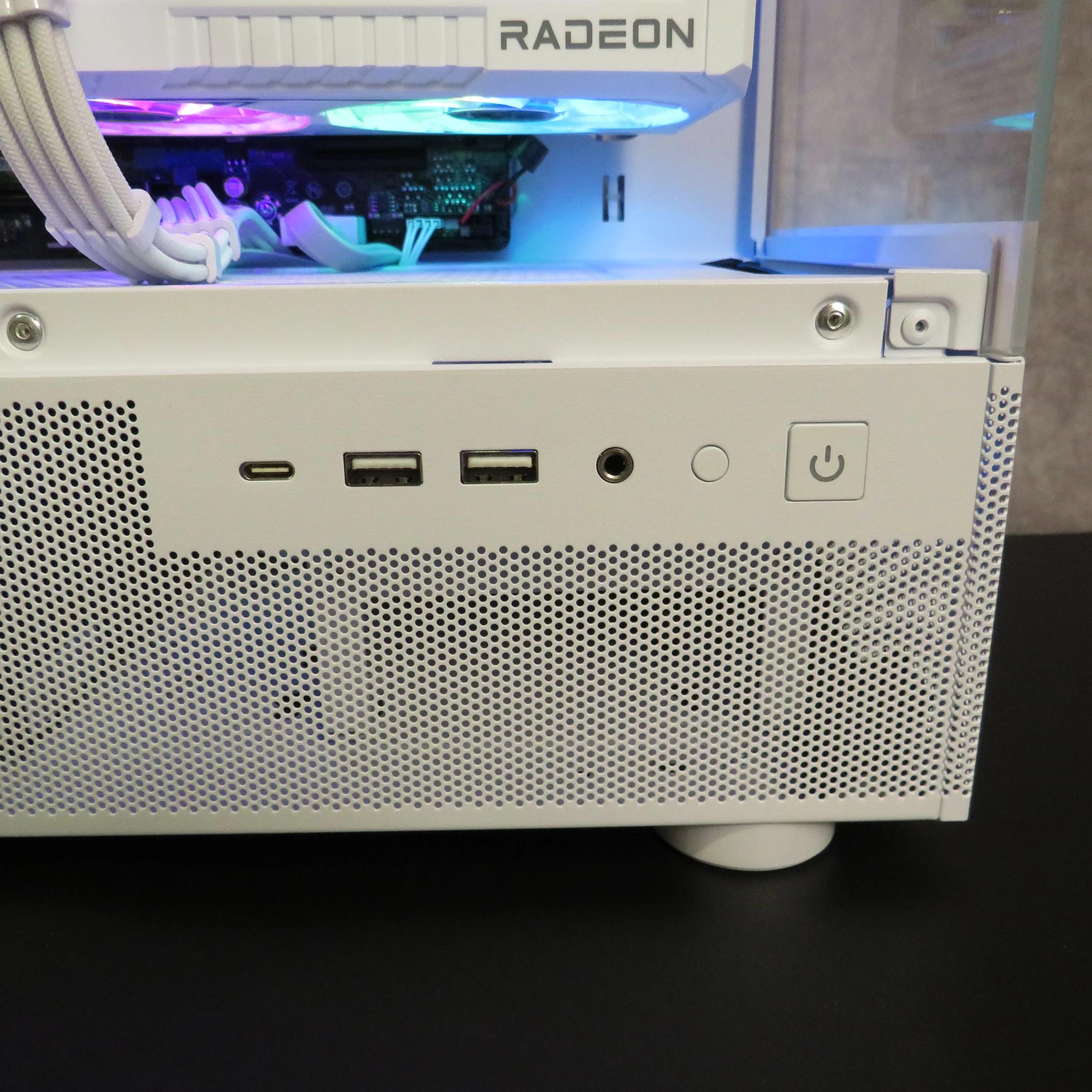 RX 9060 XT in White! Ryzen 5 5600X + ASRock Steel Legend RX 9060XT + 32 GB DDR4 + 1 TB NVME