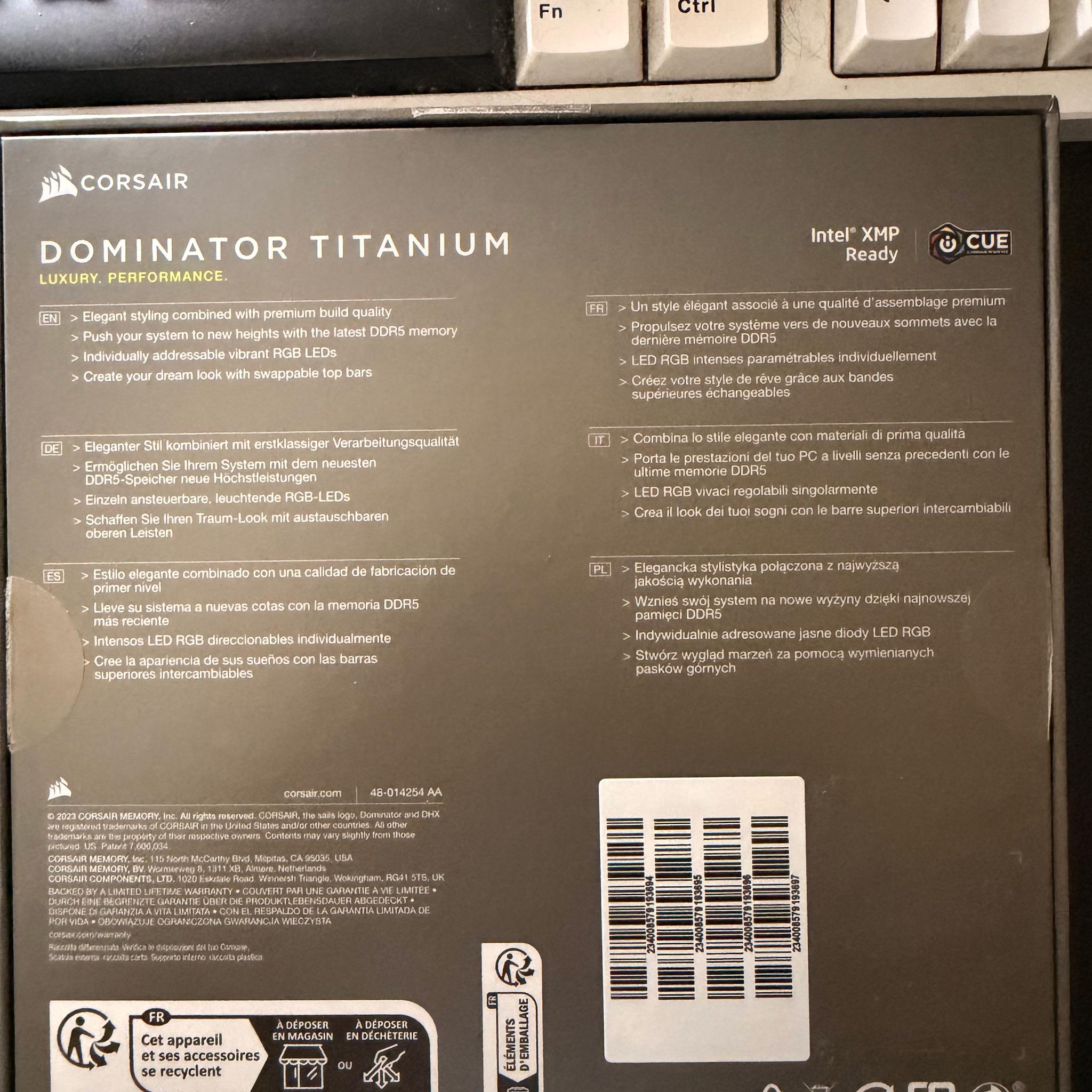 CORSAIR - Dominator Titanium 32GB (2 x 16GB) DDR5 6400 (PC5 51200) Desktop Memory - White