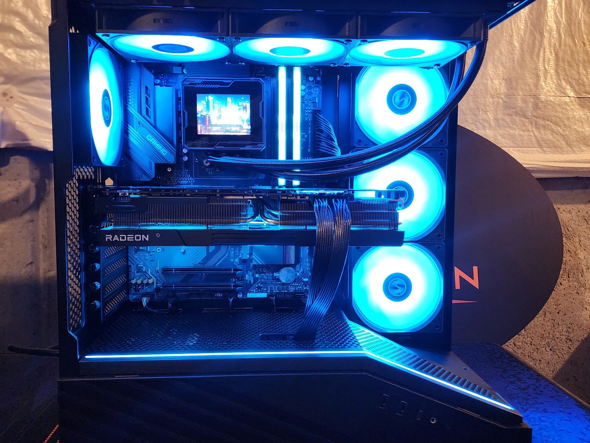 RX 7900 XTX / Ryzen 9 9900X / 32GB DDR5 RAM / 2TB NVMe