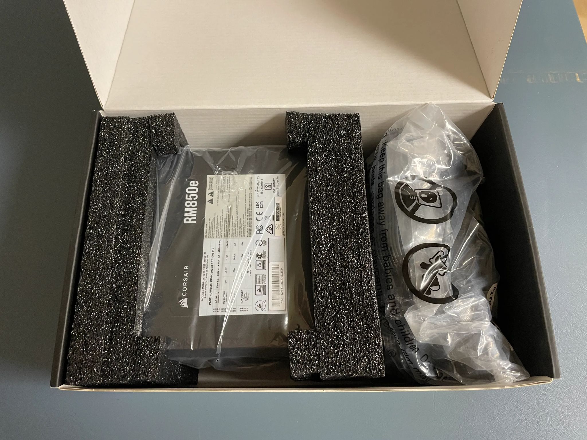 LIKE NEW! Corsair RM850e + Sleeved Cables