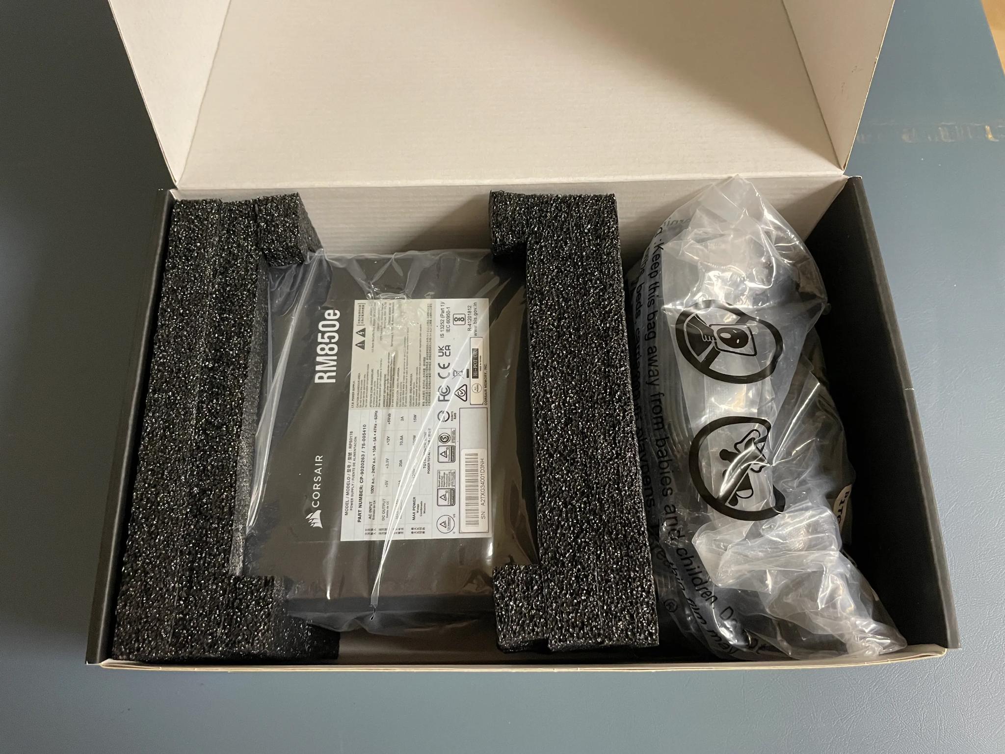 LIKE NEW! Corsair RM850e + Sleeved Cables