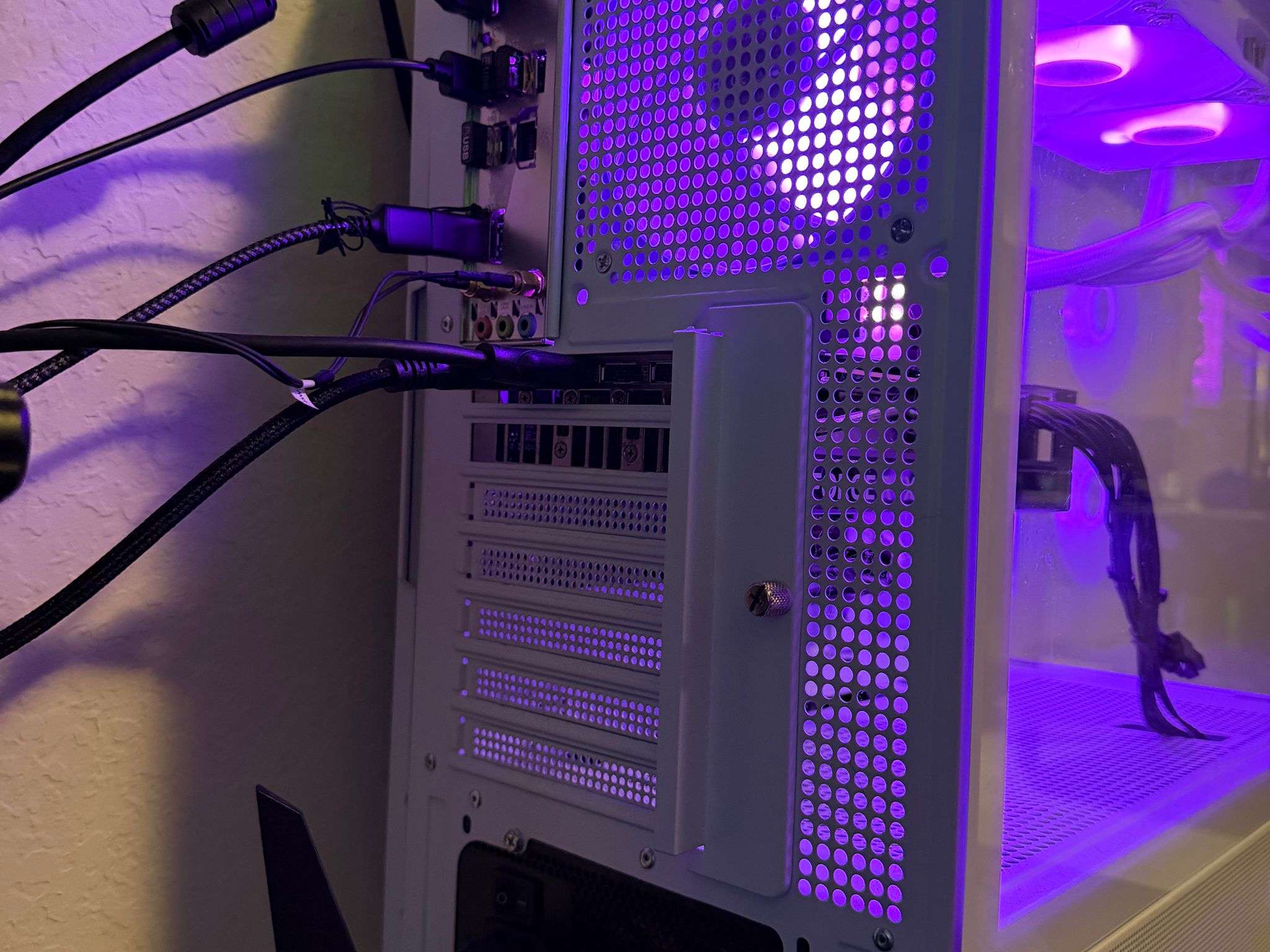 Skytech Gaming Azure 3, RTX 5060, AMD 9700X, AIO Liquid Cooling, 32 GB DDR5 RAM, 1TB NVMe SSD
