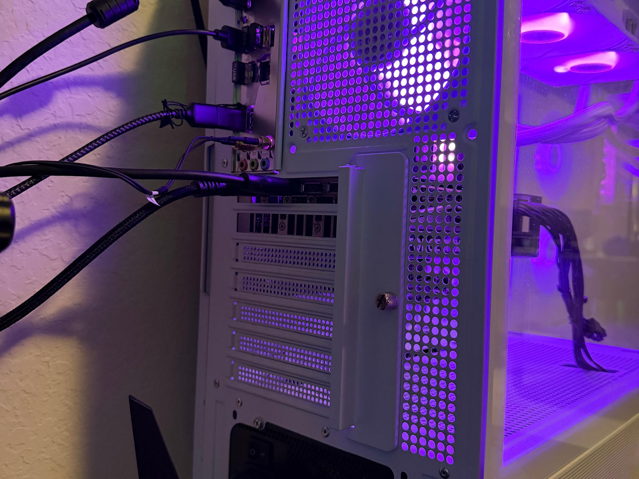 Skytech Gaming Azure 3, RTX 5060, AMD 9700X, AIO Liquid Cooling, 32 GB DDR5 RAM, 1TB NVMe SSD