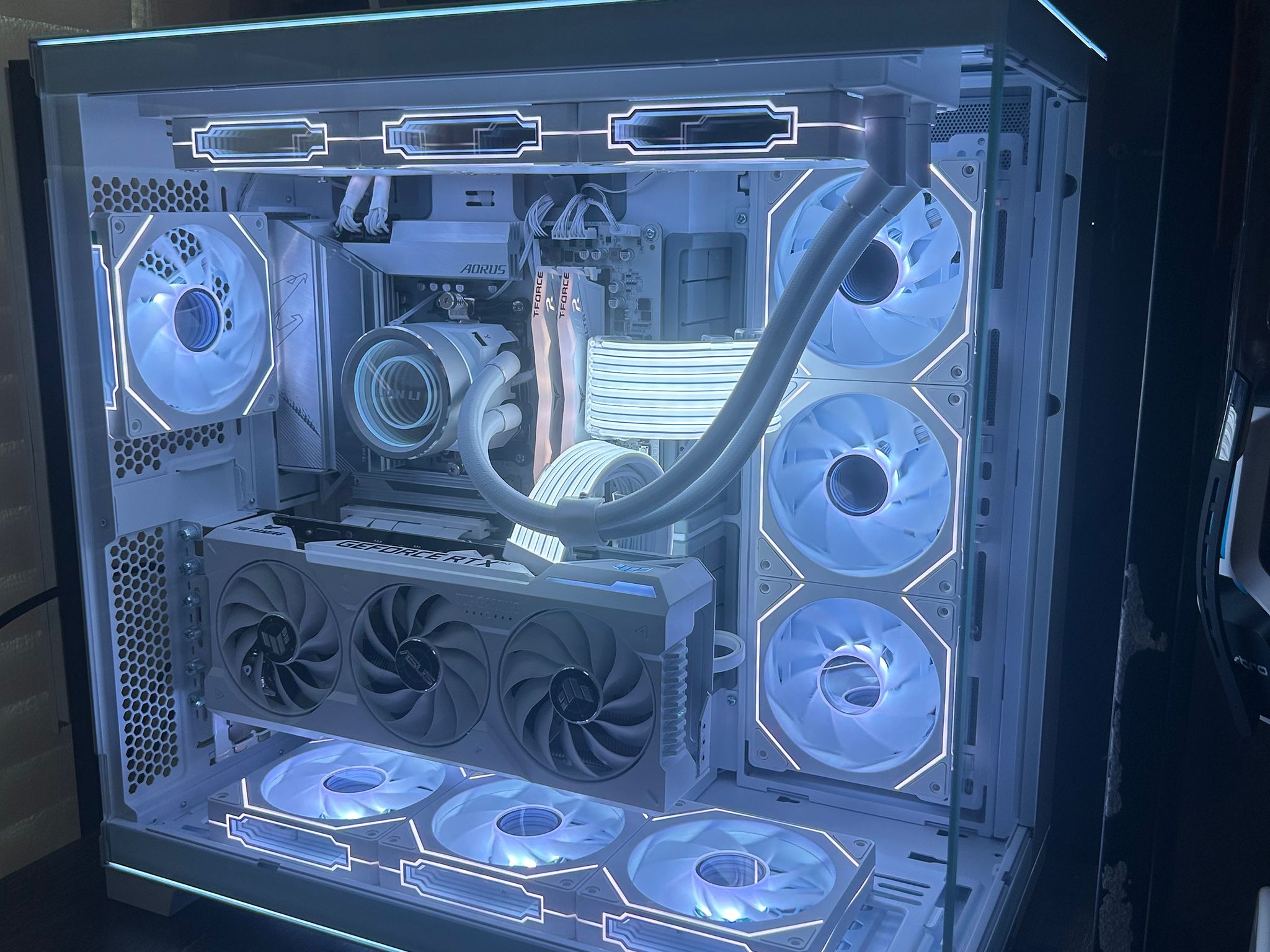 4070 ti super, 7900x, 32GB ram, 2TB Nvme, lian li all white pc build