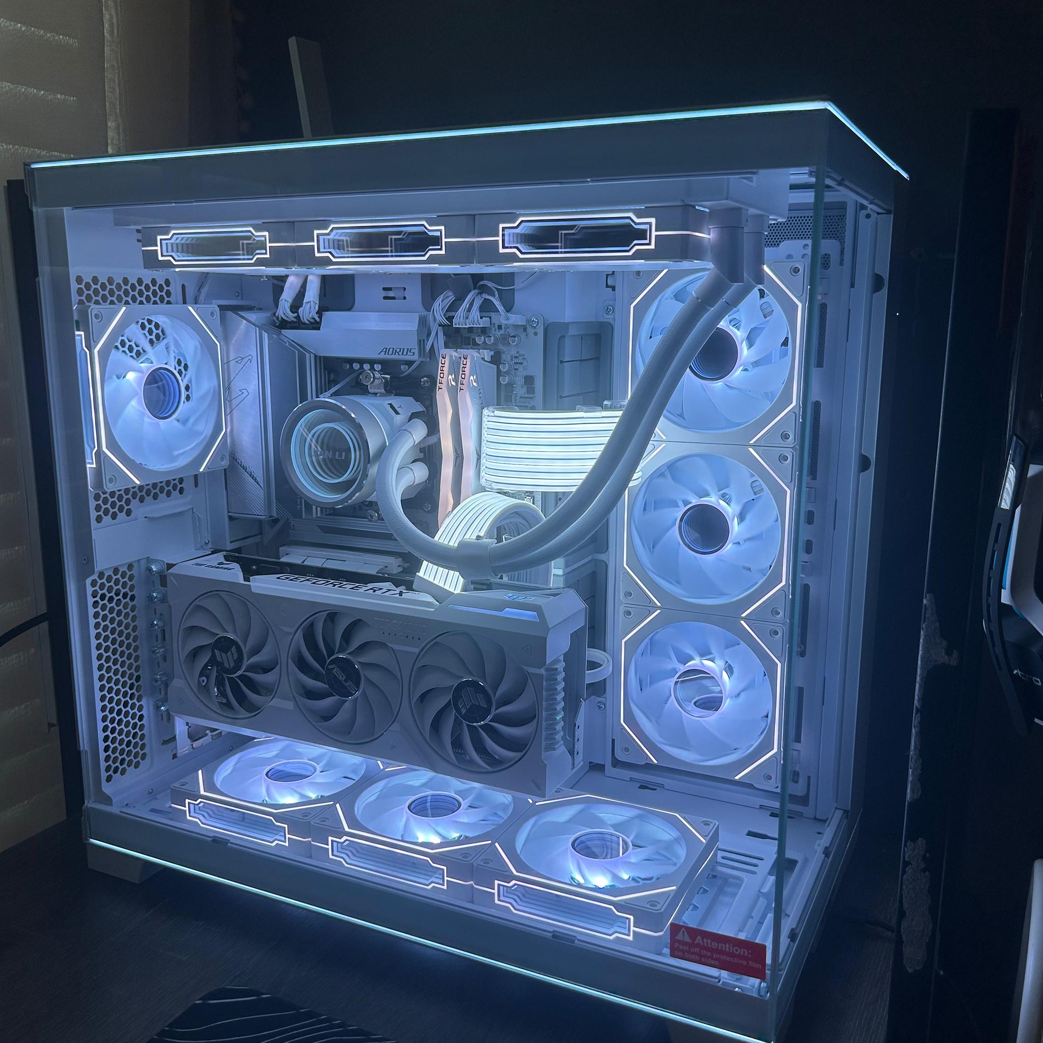 4070 ti super, 7900x, 32GB ram, 2TB Nvme, lian li all white pc build