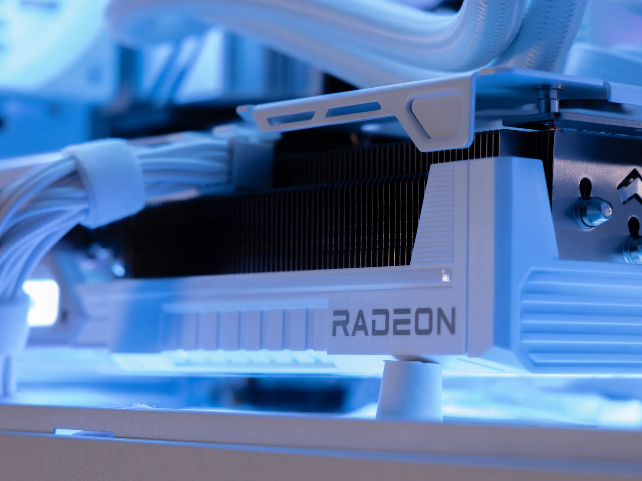 ✴ White Blade ✴ RX 9070XT / AMD R5 9600X / 1TB NVME / 32GB DDR5 RAM / 240 AIO / Windows 11 Pro