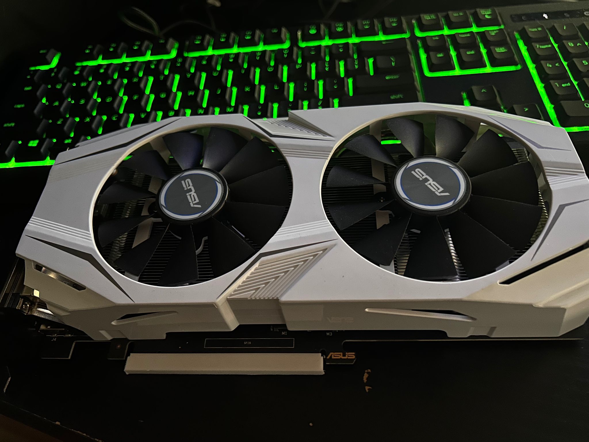 asus gtx 1060 3GB white dual fan for budget gaming PC