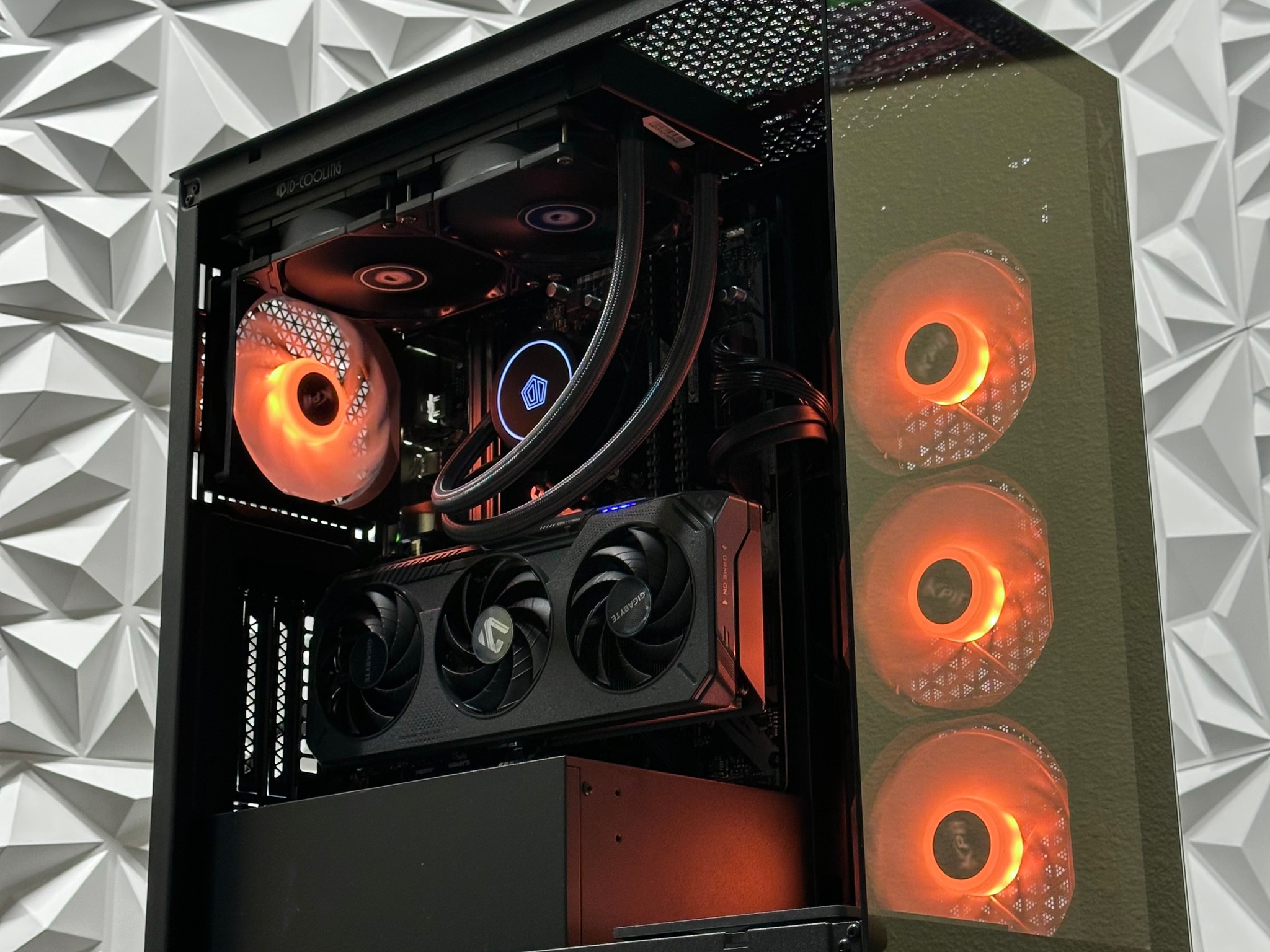 Gaming pc / Ryzen 5 5600x / RTX 5060 / 32GB 3200MHz Ram / 1TB crucial SSD / B550 / windows 11 pro