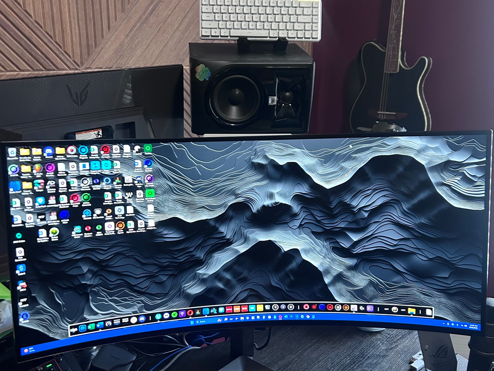 LG UltraGear OLED (1440P) (240Hz) 34" 800R Curved Gaming Monitor (34GS95QE-B)