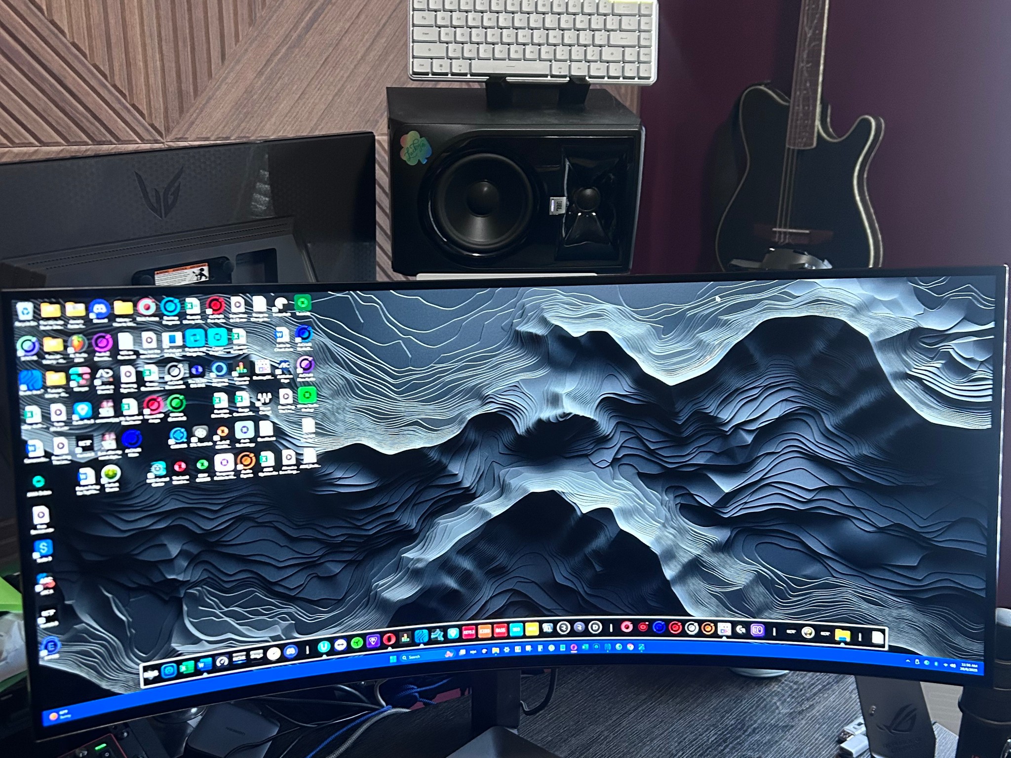 LG UltraGear OLED (1440P) (240Hz) 34" 800R Curved Gaming Monitor (34GS95QE-B)