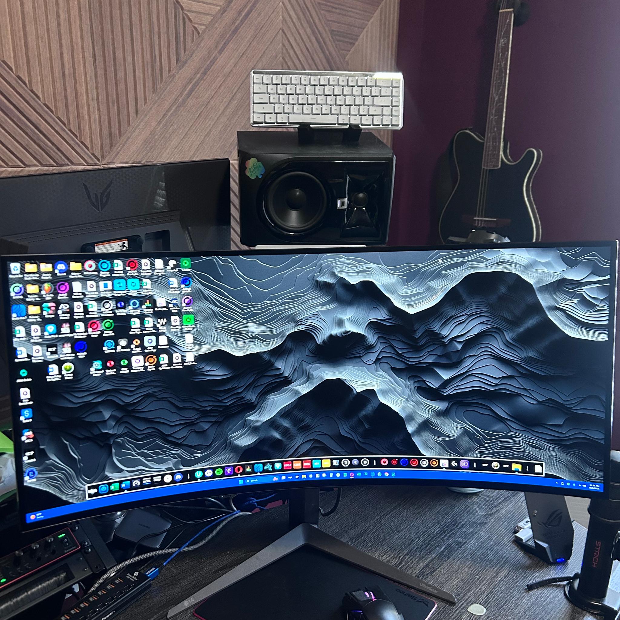 LG UltraGear OLED (1440P) (240Hz) 34" 800R Curved Gaming Monitor (34GS95QE-B)