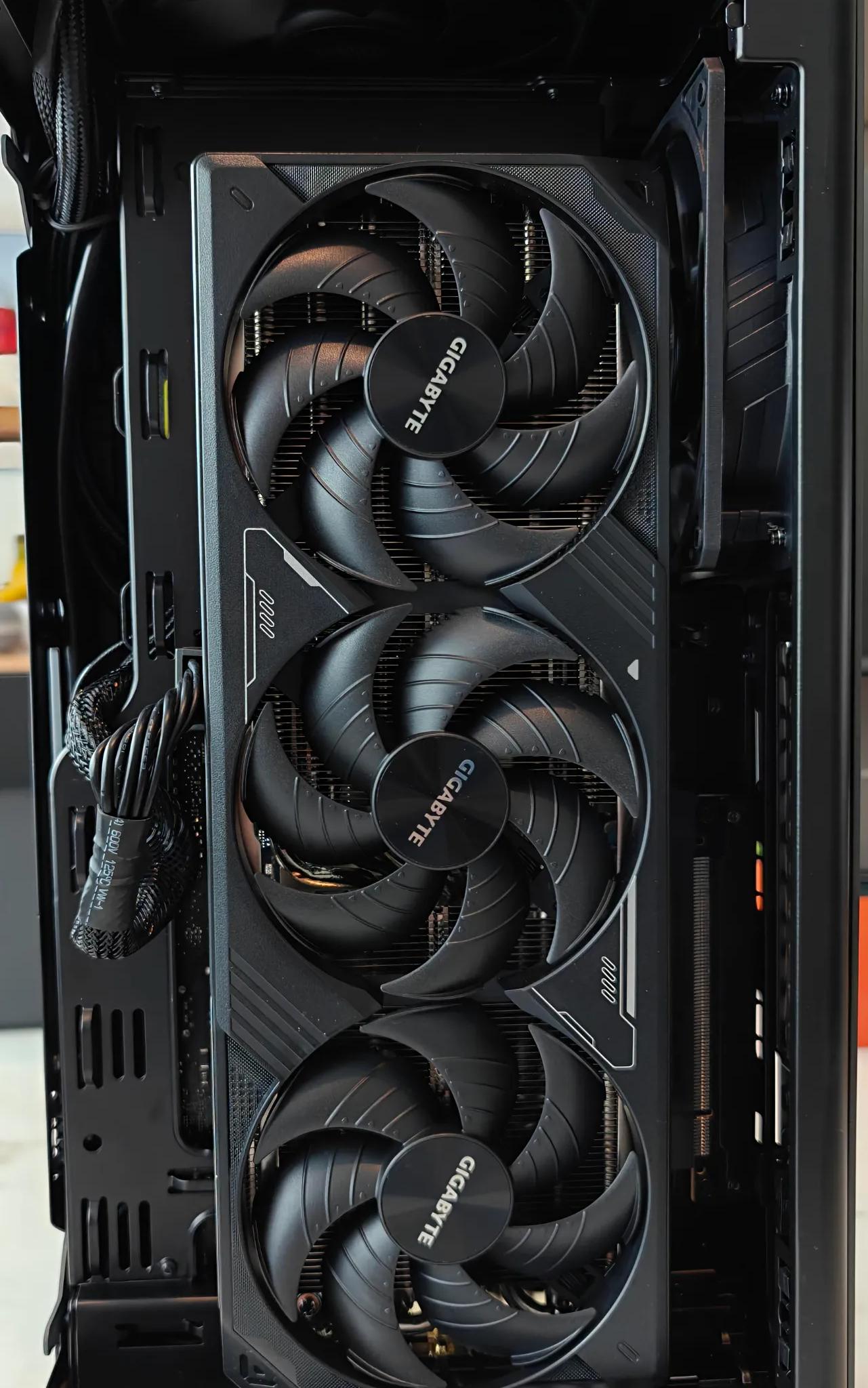 4k - Mini ITX - Nvidia RTX 5070 Ti - AMD Ryzen 7 7800X3D - 32 GB DDR5 6000 - 2 TB Gen 4 SSD - SFF PC