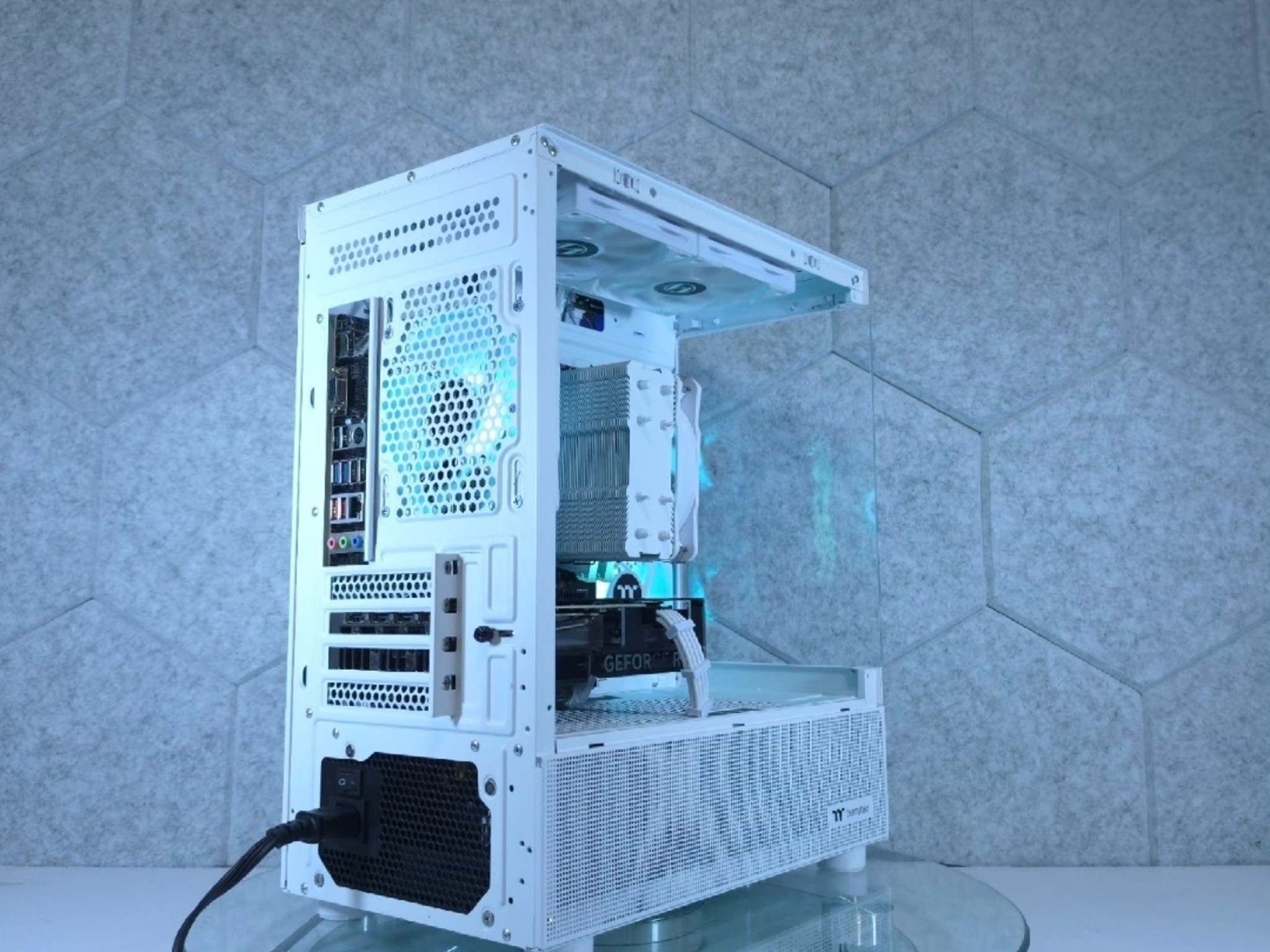 ASUS RTX 4070 💚 Ryzen 5 9600X