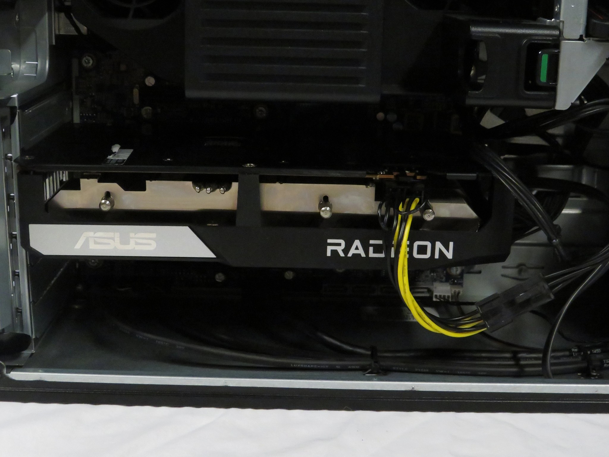 Sleeping beauty! Intel Xeon E5 1650 V3 with a RX6600. High refresh rate 1080p