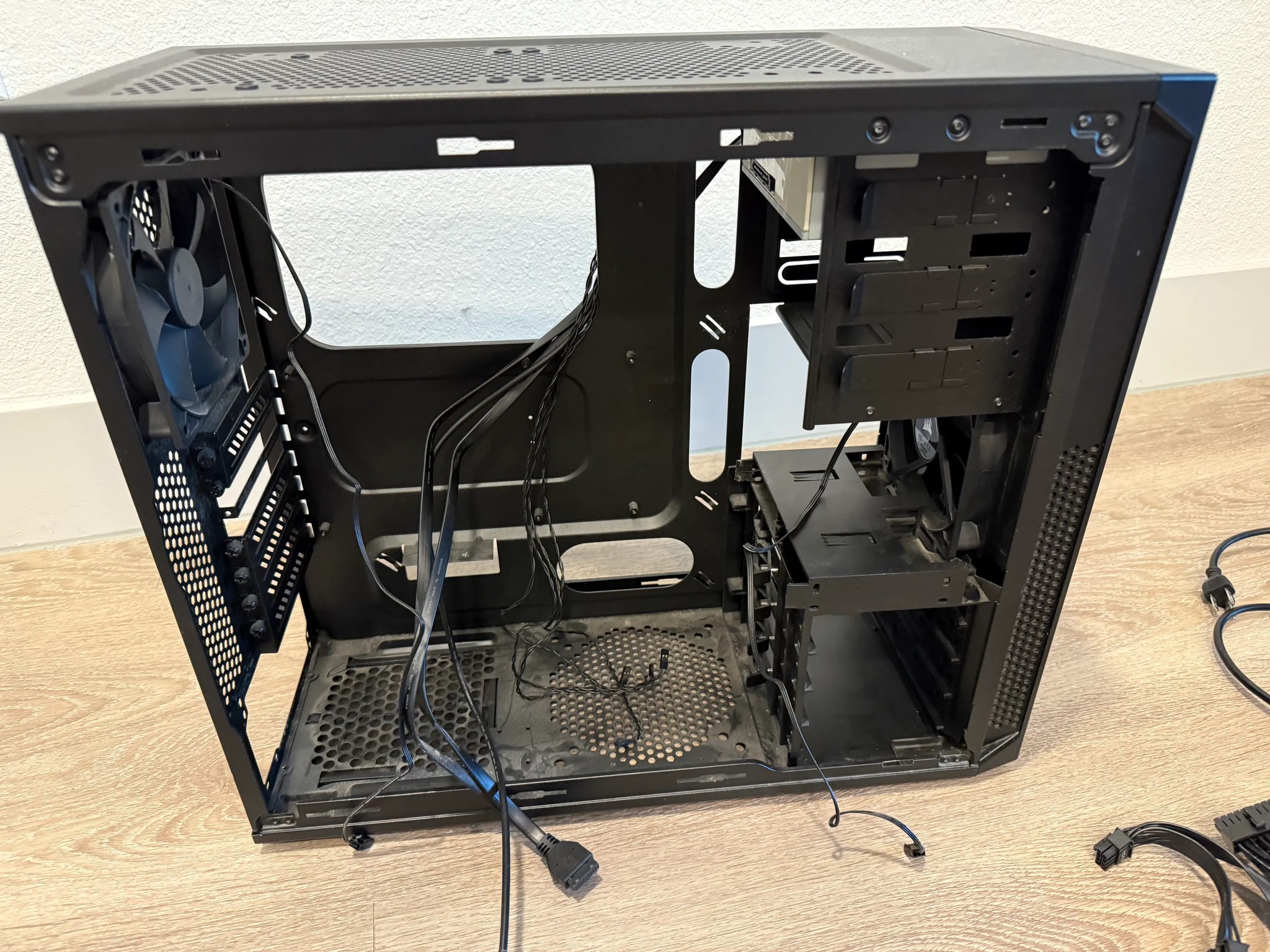 Corsair Carbide Series 200R ATX Mid Tower; Original Case Fans; Asus DRW-24B1ST/BLK/B/AS DVD/CD