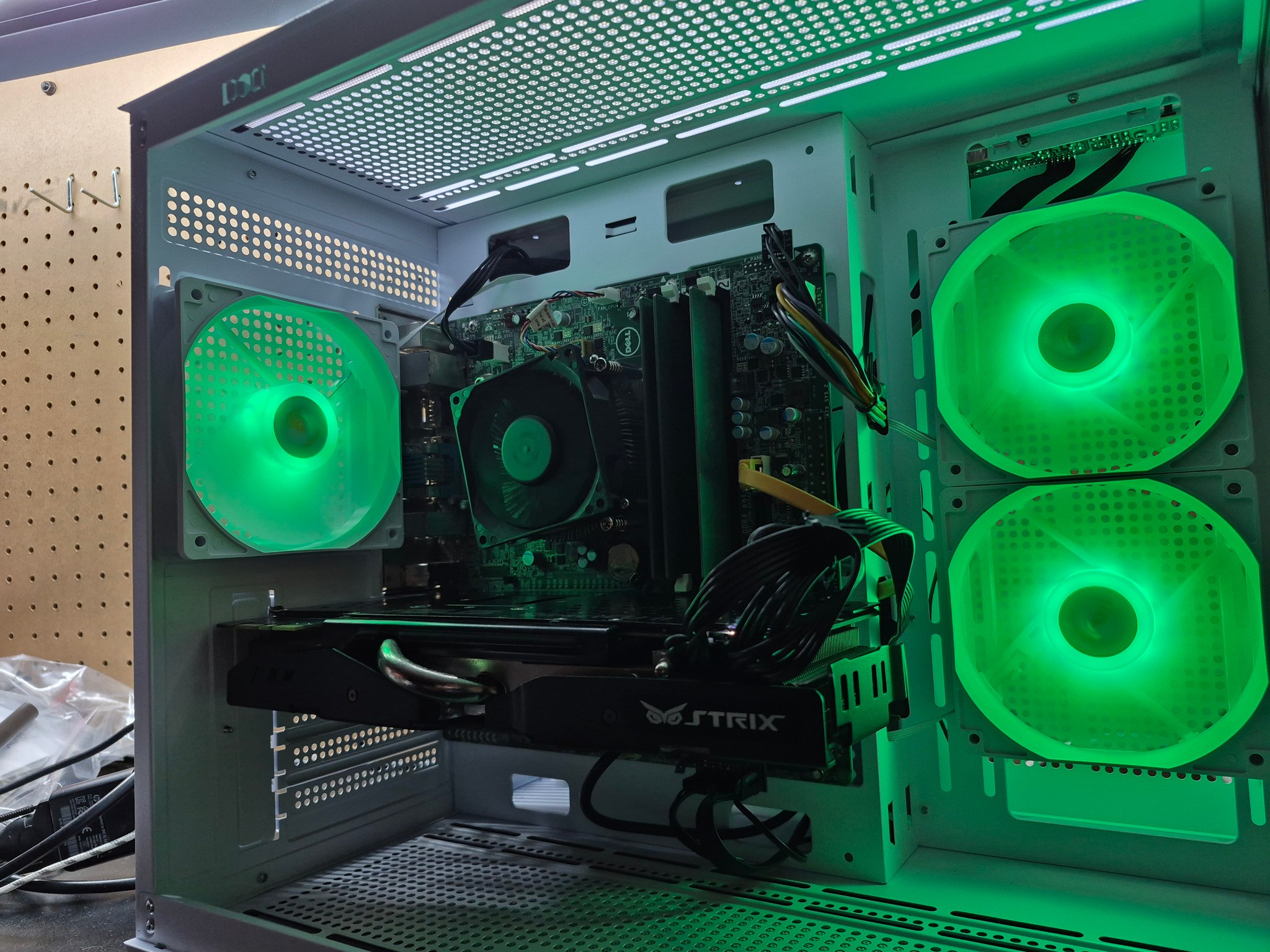 120 FPS Fortnite | Xeon (same as i7-6700), 12GB DDR4, 500GB SSD, GTX 980, Wifi, Win11, RGB