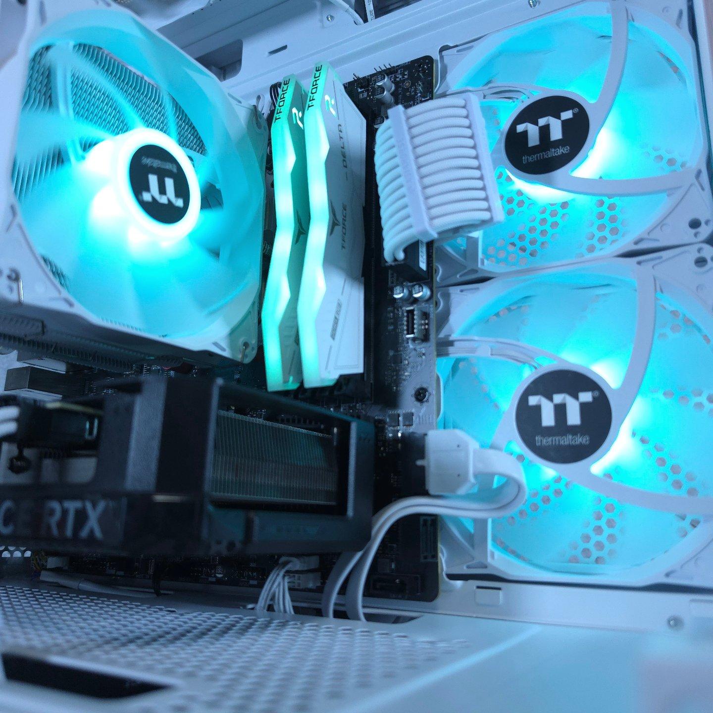 ASUS RTX 4070 💚 Ryzen 5 9600X