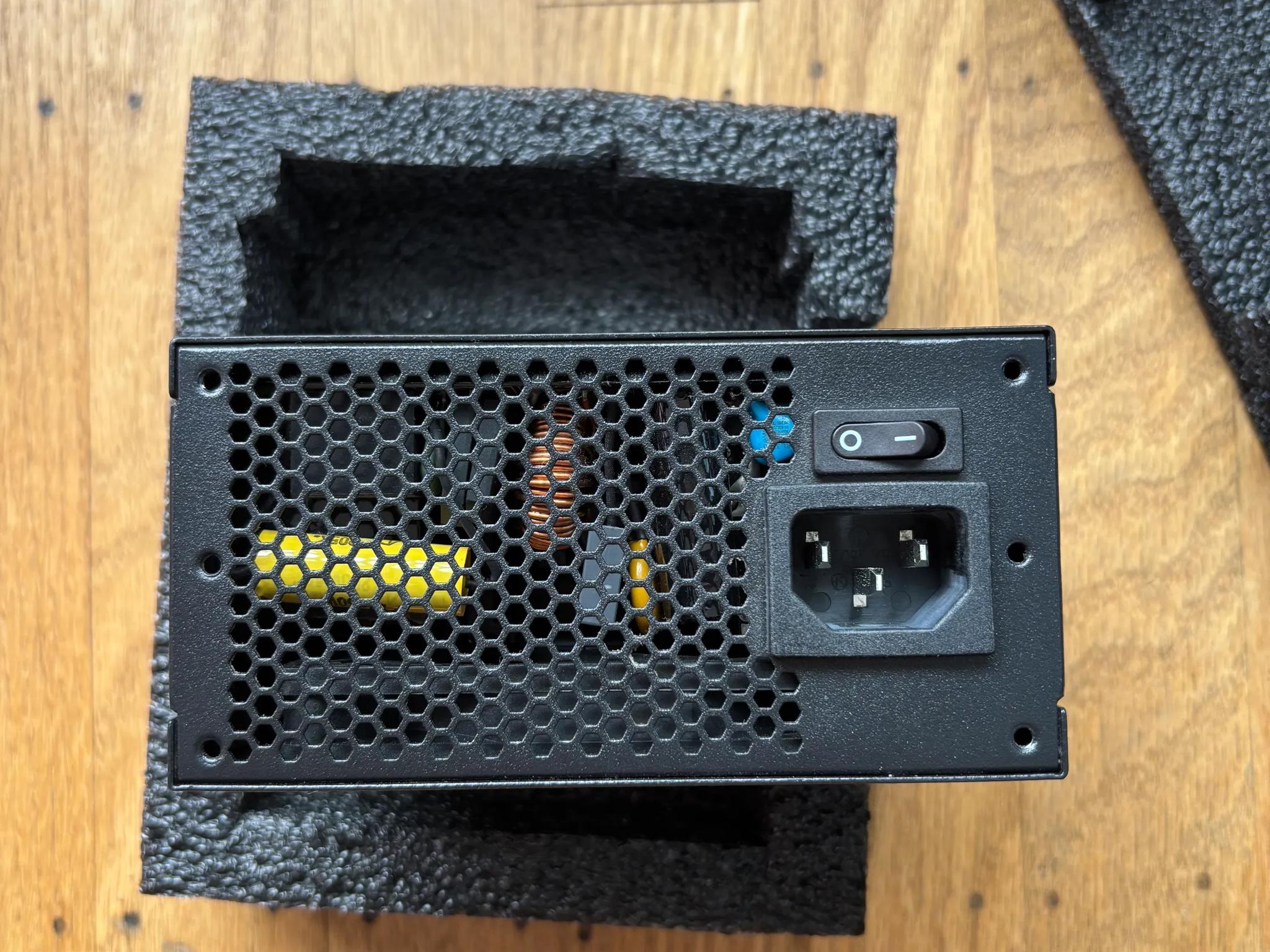 700W 80+ Platinum SFX PSU with all its cables