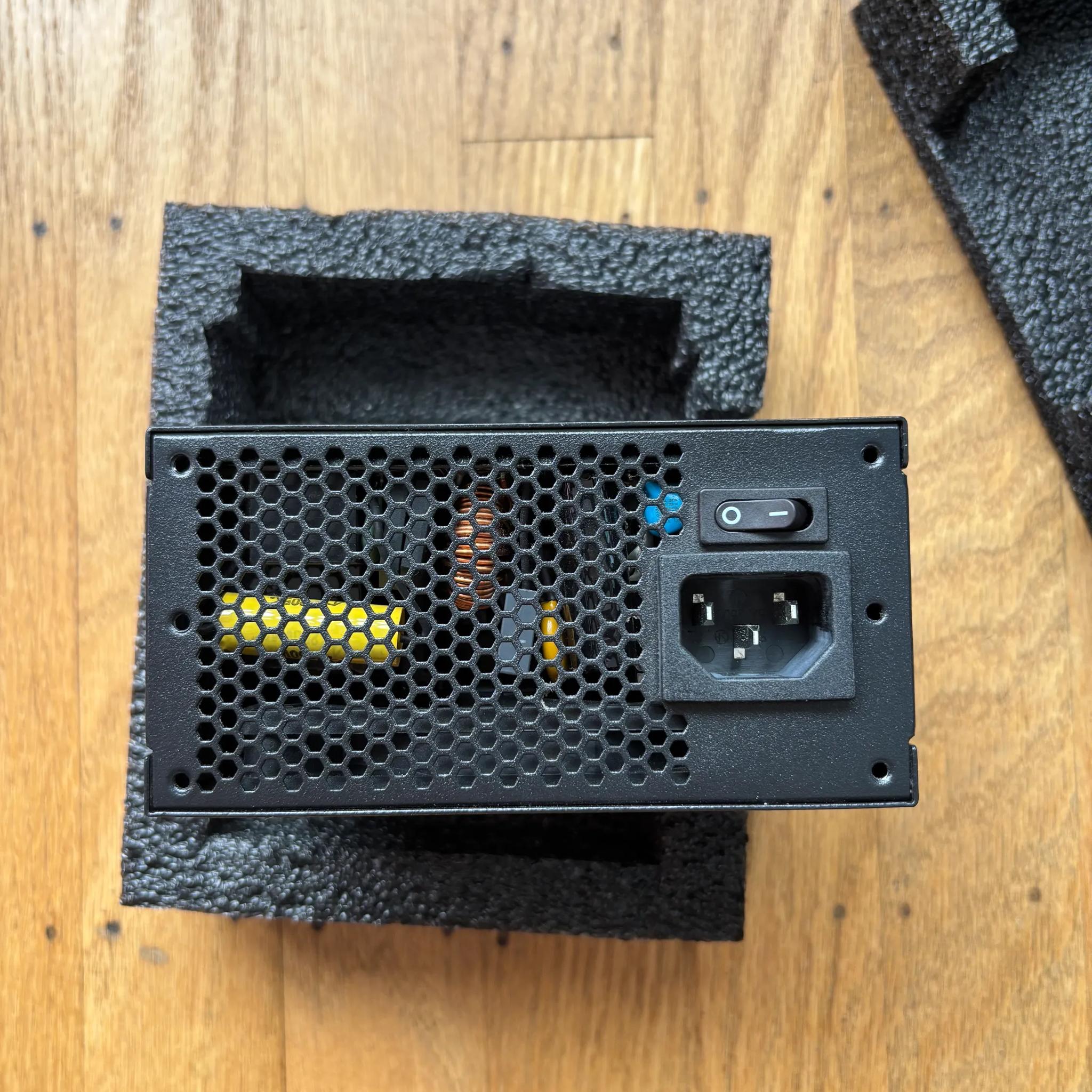 700W 80+ Platinum SFX PSU with all its cables