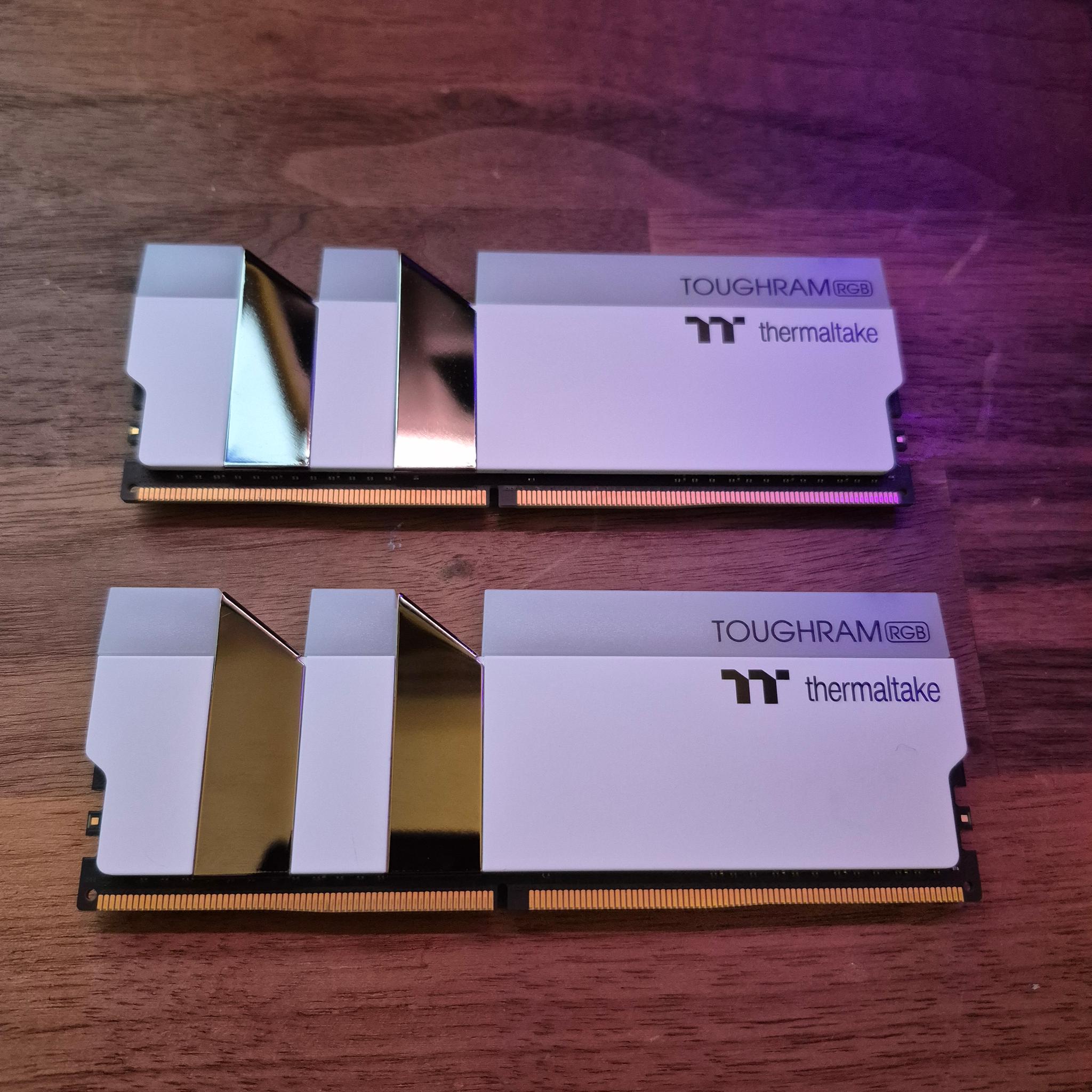 THERMALTAKE 16 GB DDR4 RGB RAM