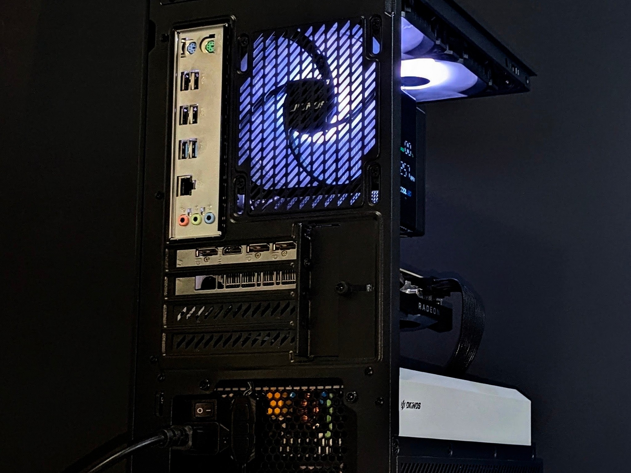 シャチ  ⚫⚪1080p👑⚫⚪RX 5700XT⚫⚪16GB DDR4⚫⚪Intel (8-cores/16-threads)⚫⚪1TB SSD/HDD⚫⚪Windows 11⚫⚪ Wi-Fi