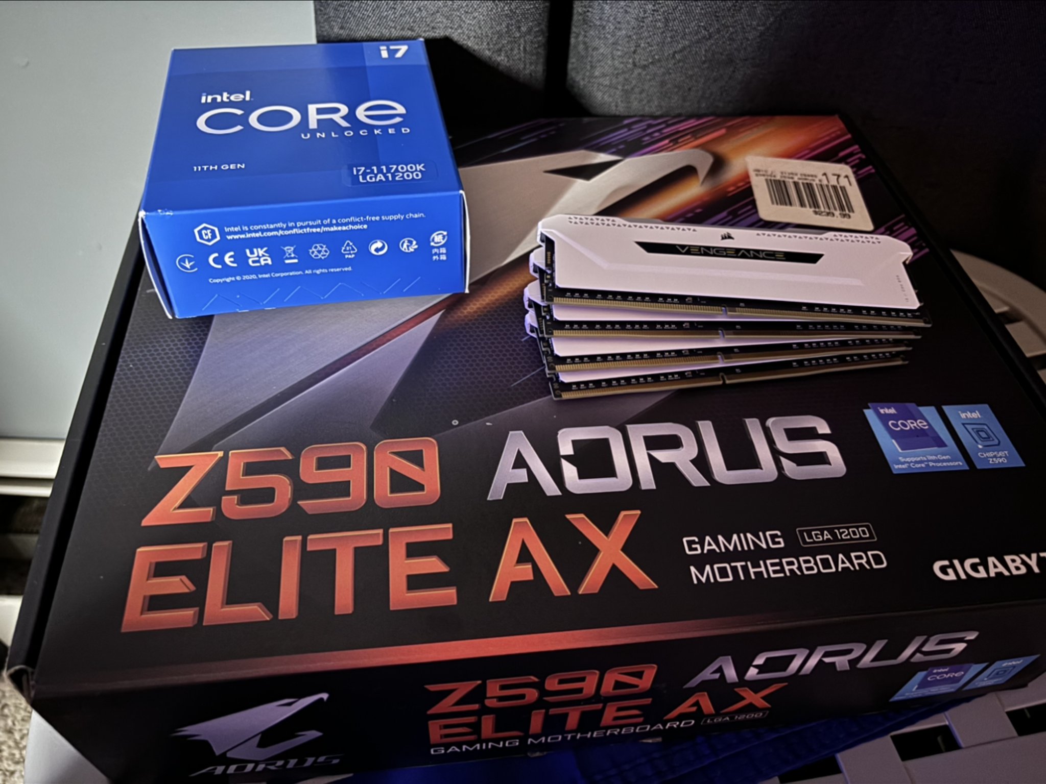 Intel I7-11700K + Gigabyte Z590 Aorus Elite AX + Corsair Vengeance RGB RAM 4x8