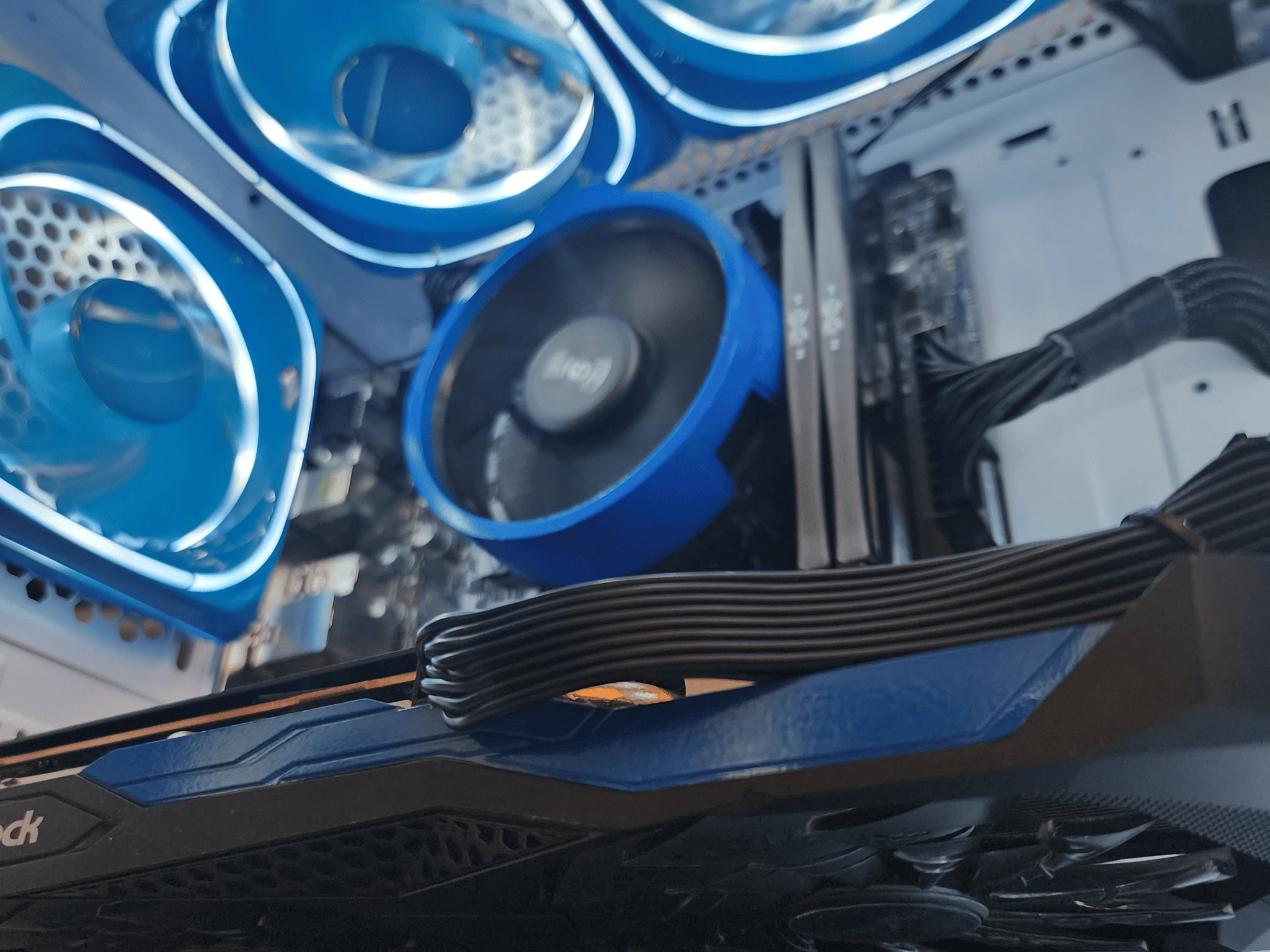 🤍🥶🤍 AMD Ryzen 5 3500X // ASRock Radeon RX 6600 8GB // Silicon Power Zenith 16GB 3200MHz