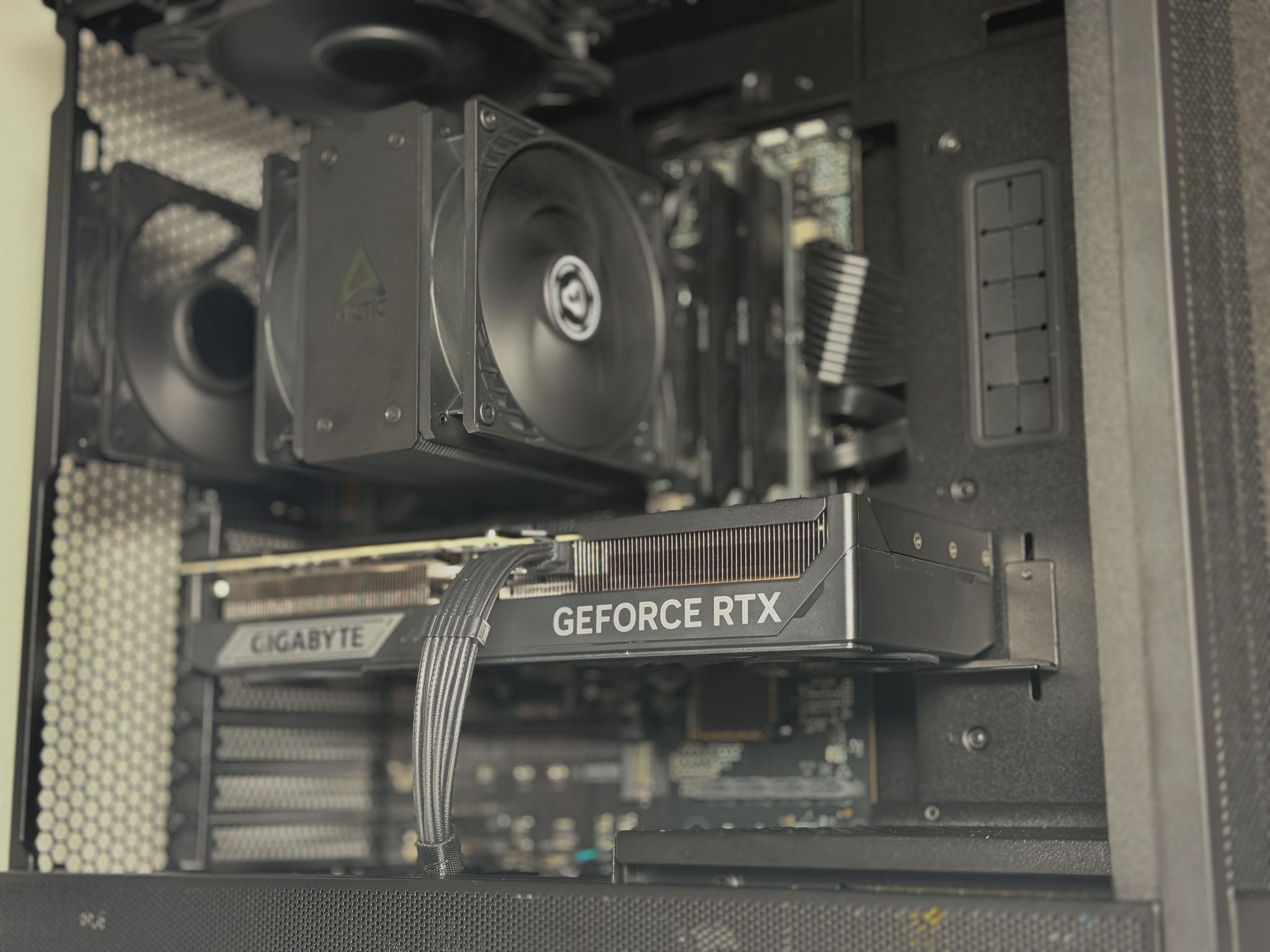 Stealth Pro — RTX 5080 | Ryzen 7800X3D | 32GB DDR5 | Quiet High-End Gaming PC (2TB)