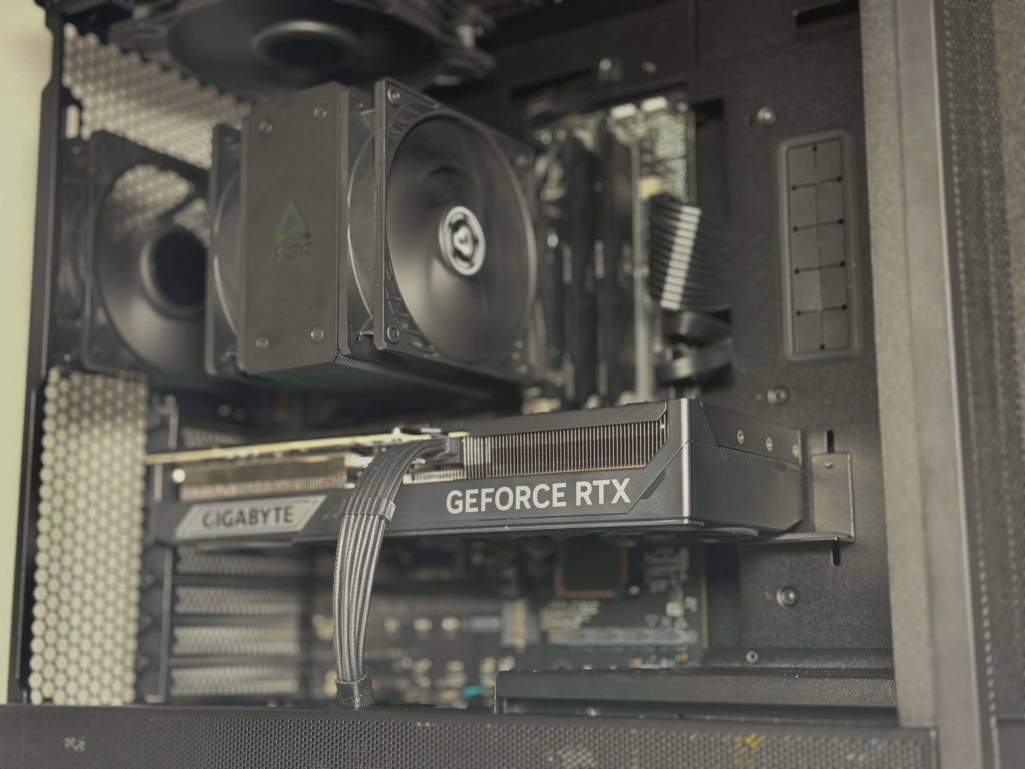 Stealth Pro — RTX 5080 | Ryzen 7800X3D | 32GB DDR5 | Quiet High-End Gaming PC (2TB)