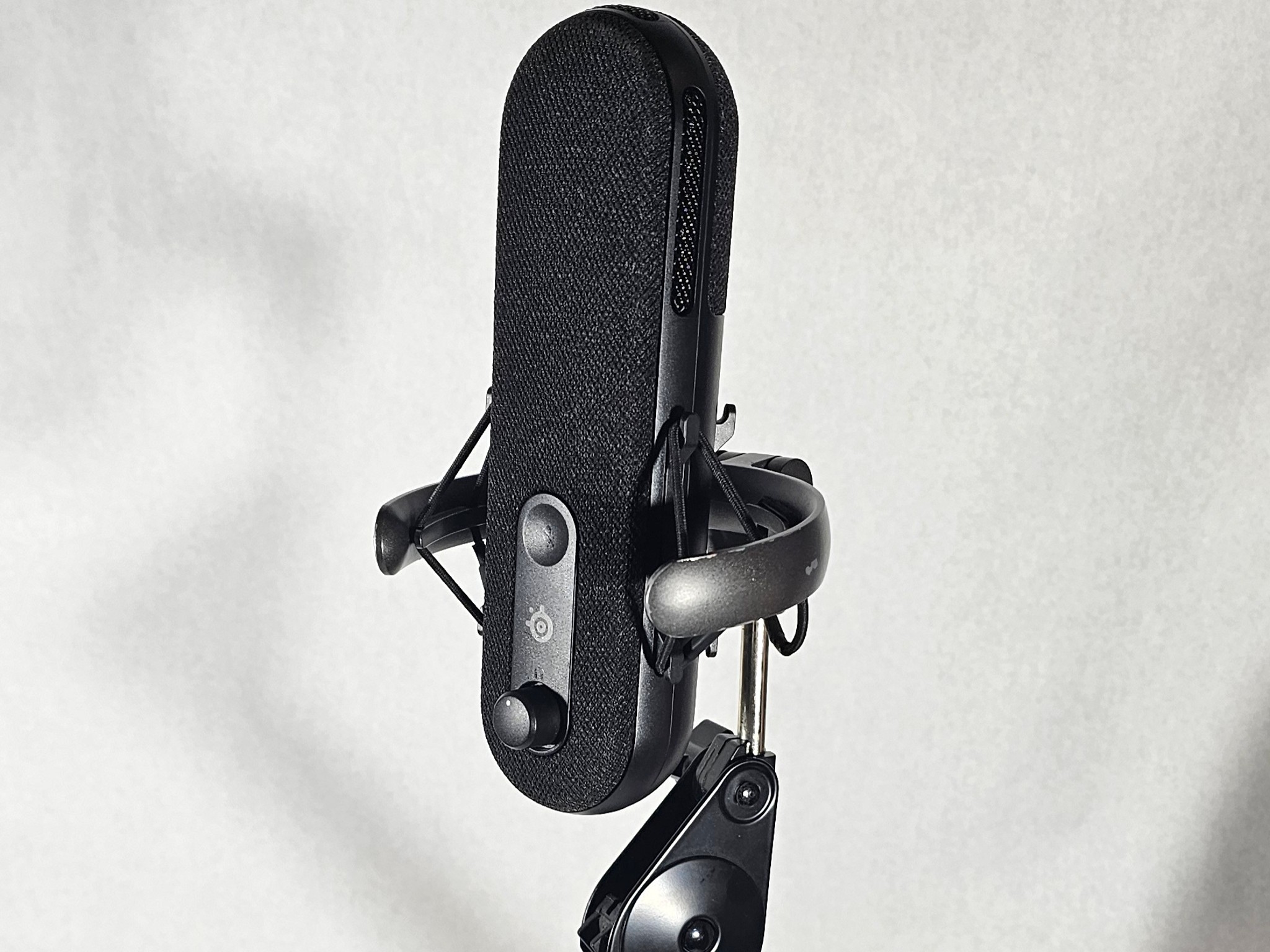SteelSeries Alias Microphone and Samson MBA38 Arm Stand Clamp