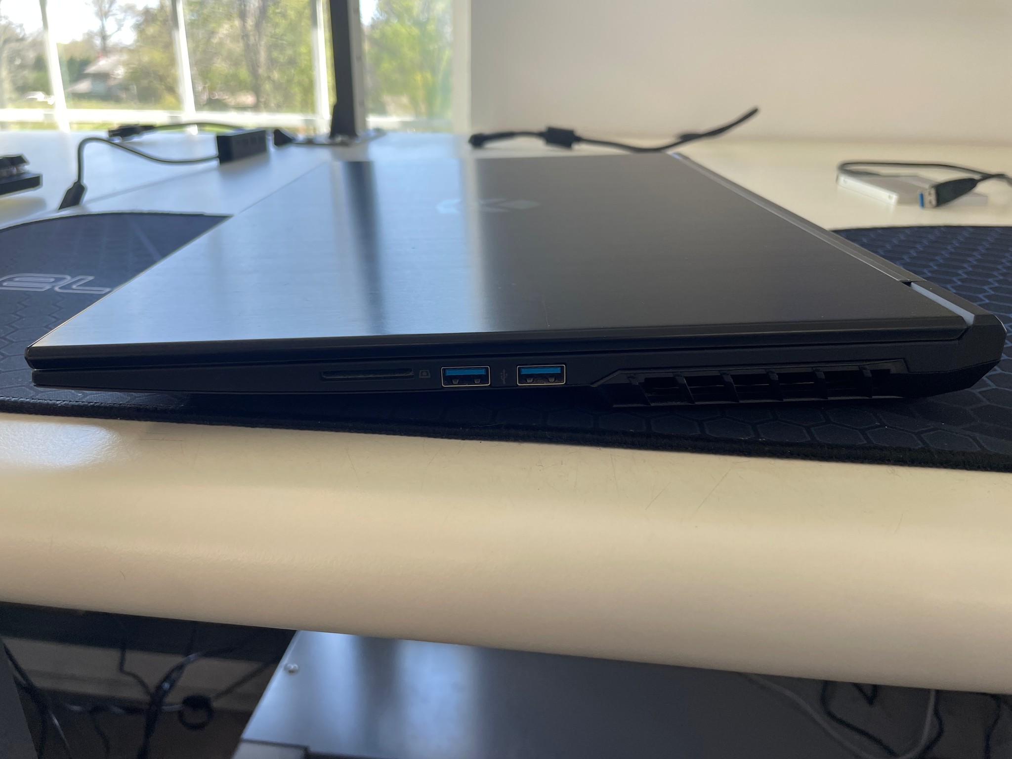 Eluktronics Mech-17 G1R + i7-8750H + RTX 2060 + W10 Home + 32GB Ram