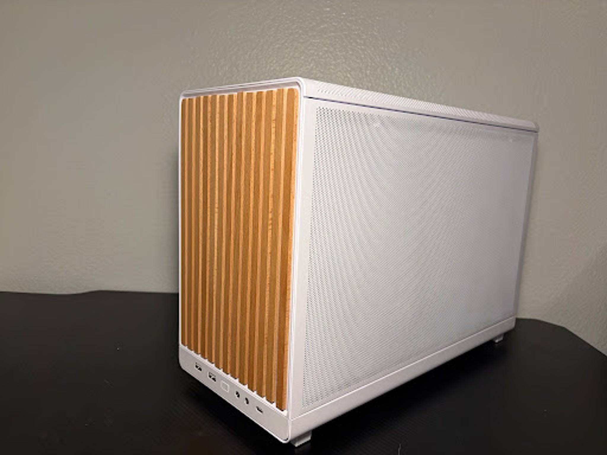 White/Wood Small Form Factor Gaming PC - RX 7700XT/Ryzen 5 7600X/32GB DDR5