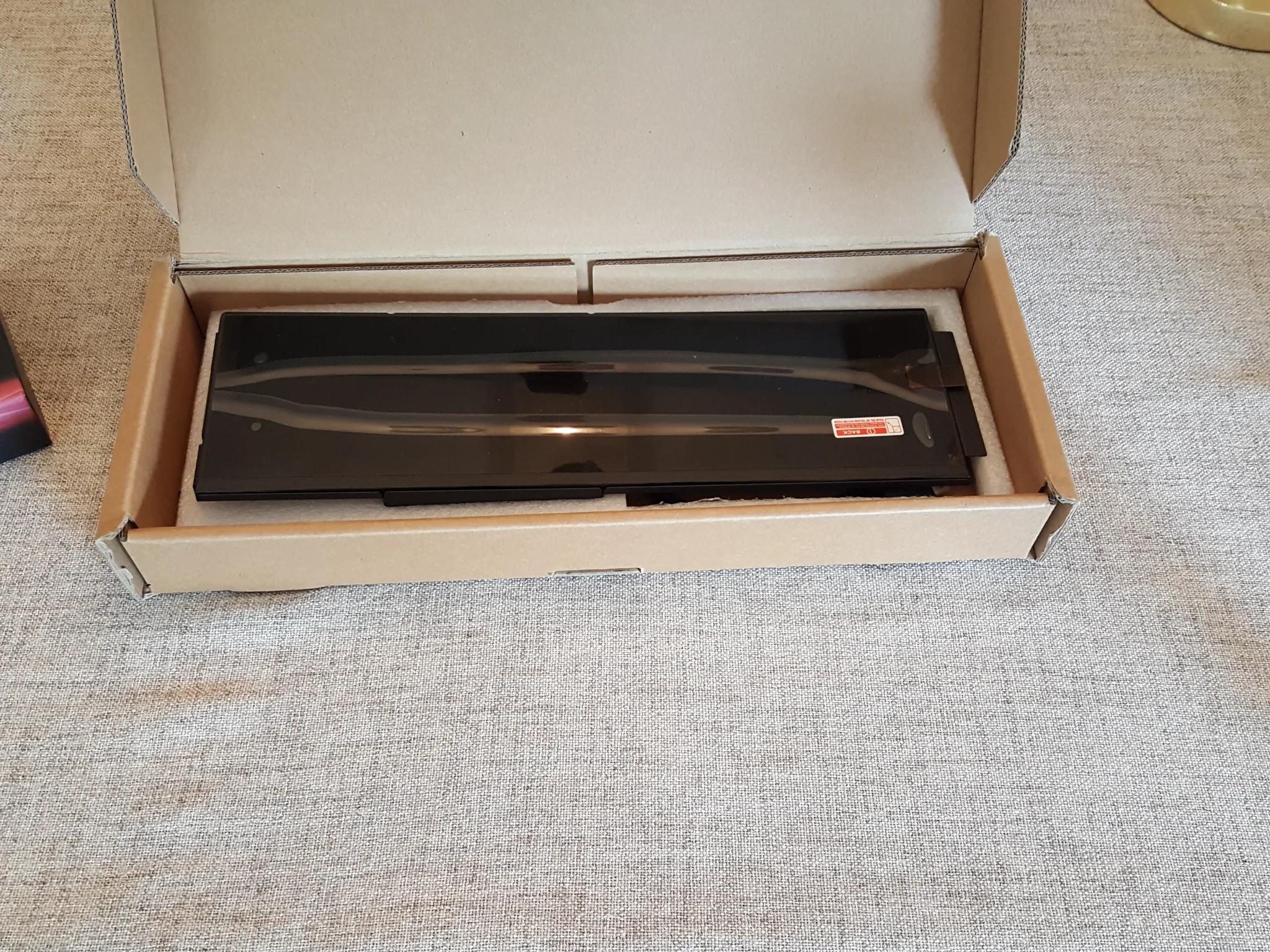 HYTE Y60 LCD DISPLAY 12.6in BRAND NEW + Lian Li Strimmer Cable