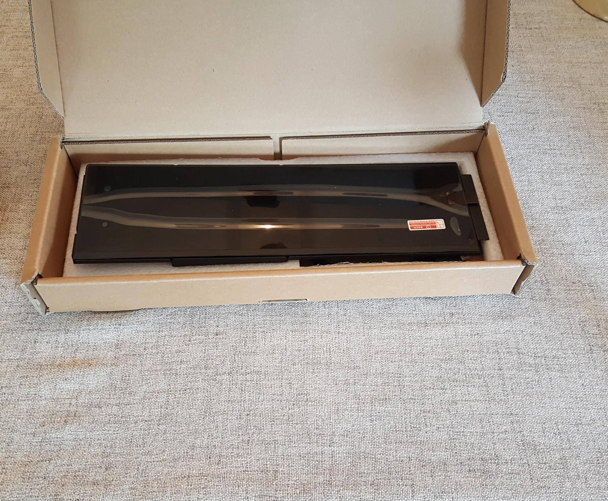 12VHPWR (12+4 pin) ARGB Strimmer cable + HYTE Y60 LCD DISPLAY 12.6in BRAND NEW + Lian Li Strimmer