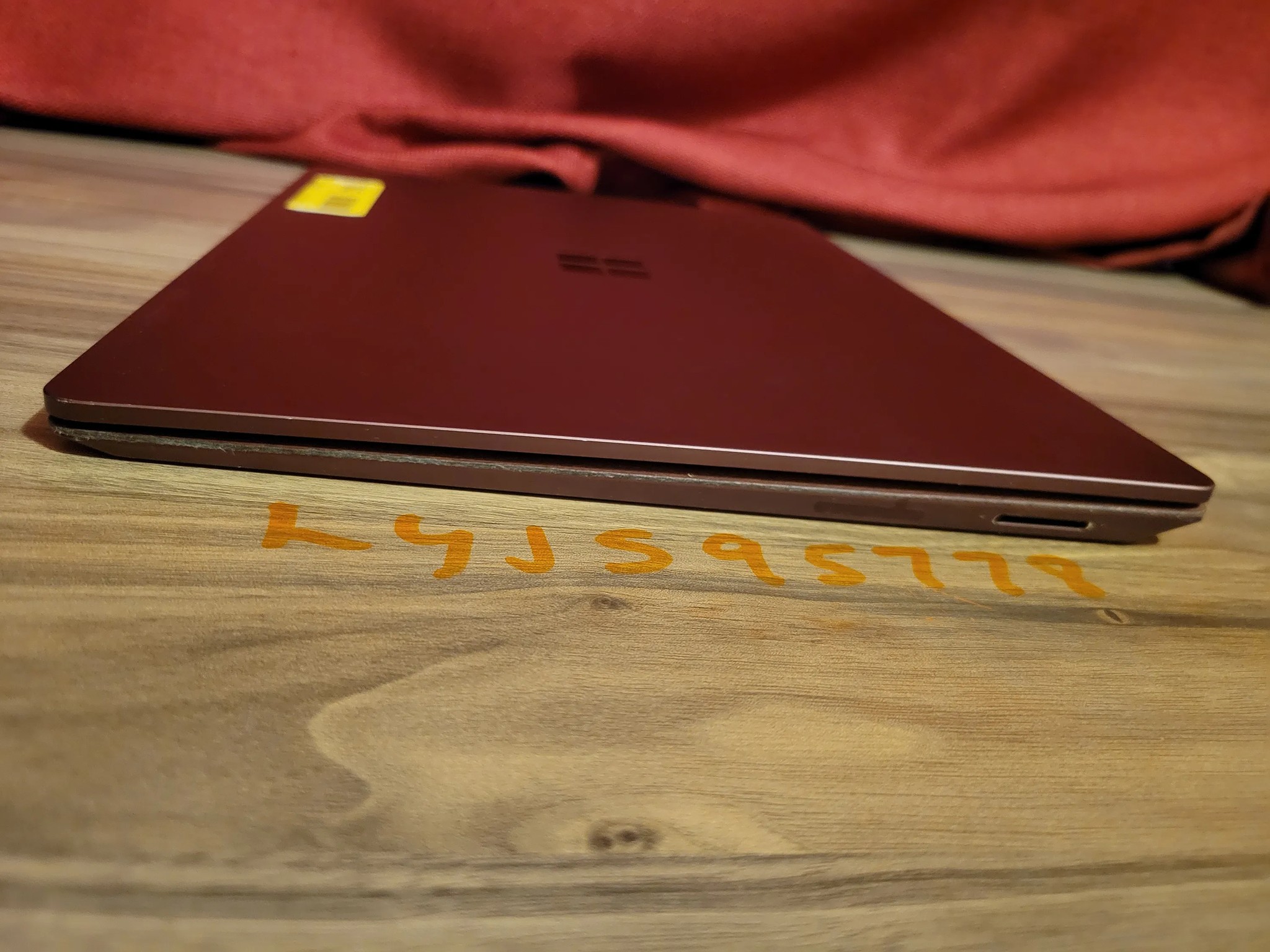 Microsoft Surface Laptop 2 - intel i7 - 256gb ssd - 13.5" 2k Touch Screen