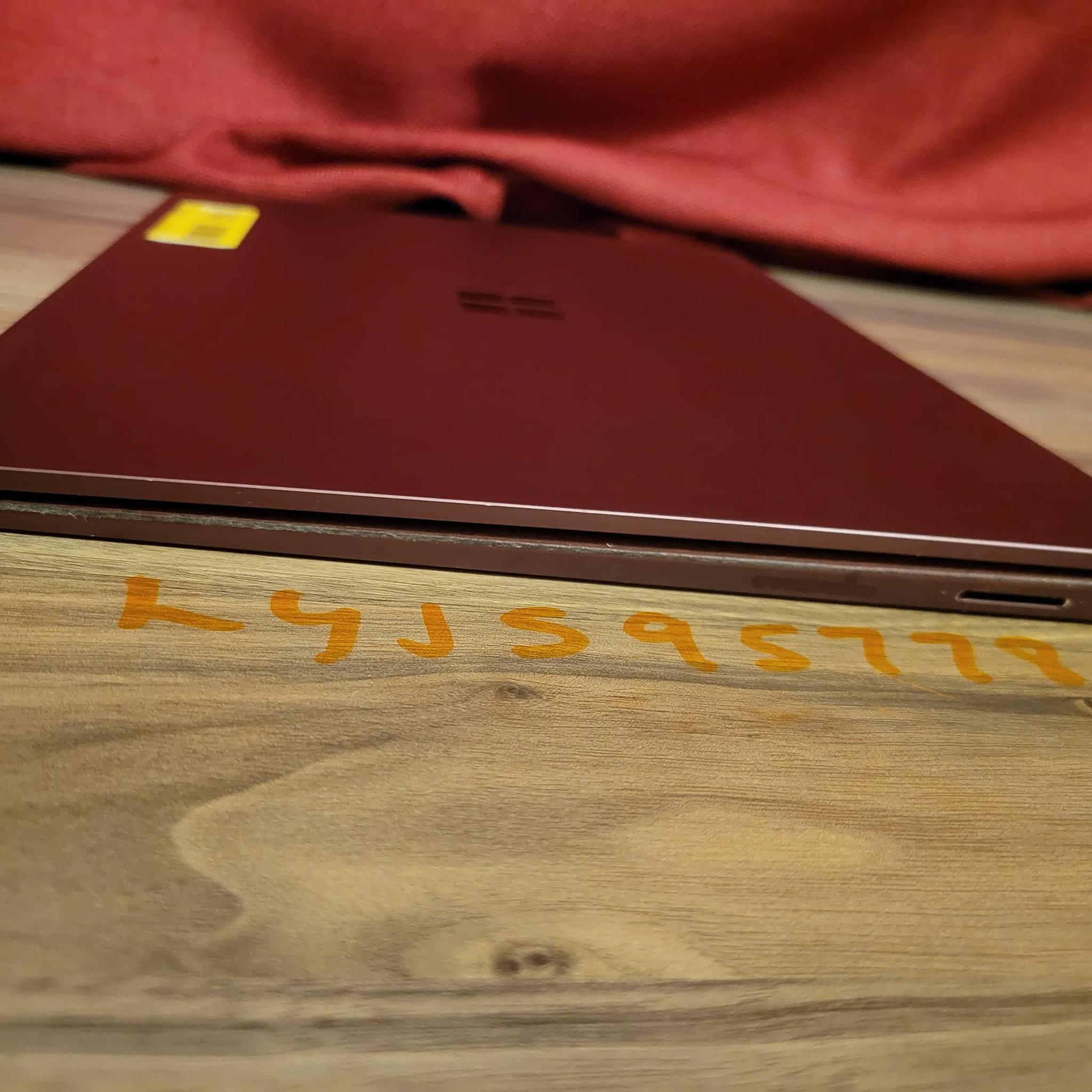 Microsoft Surface Laptop 2 - intel i7 - 256gb ssd - 13.5" 2k Touch Screen