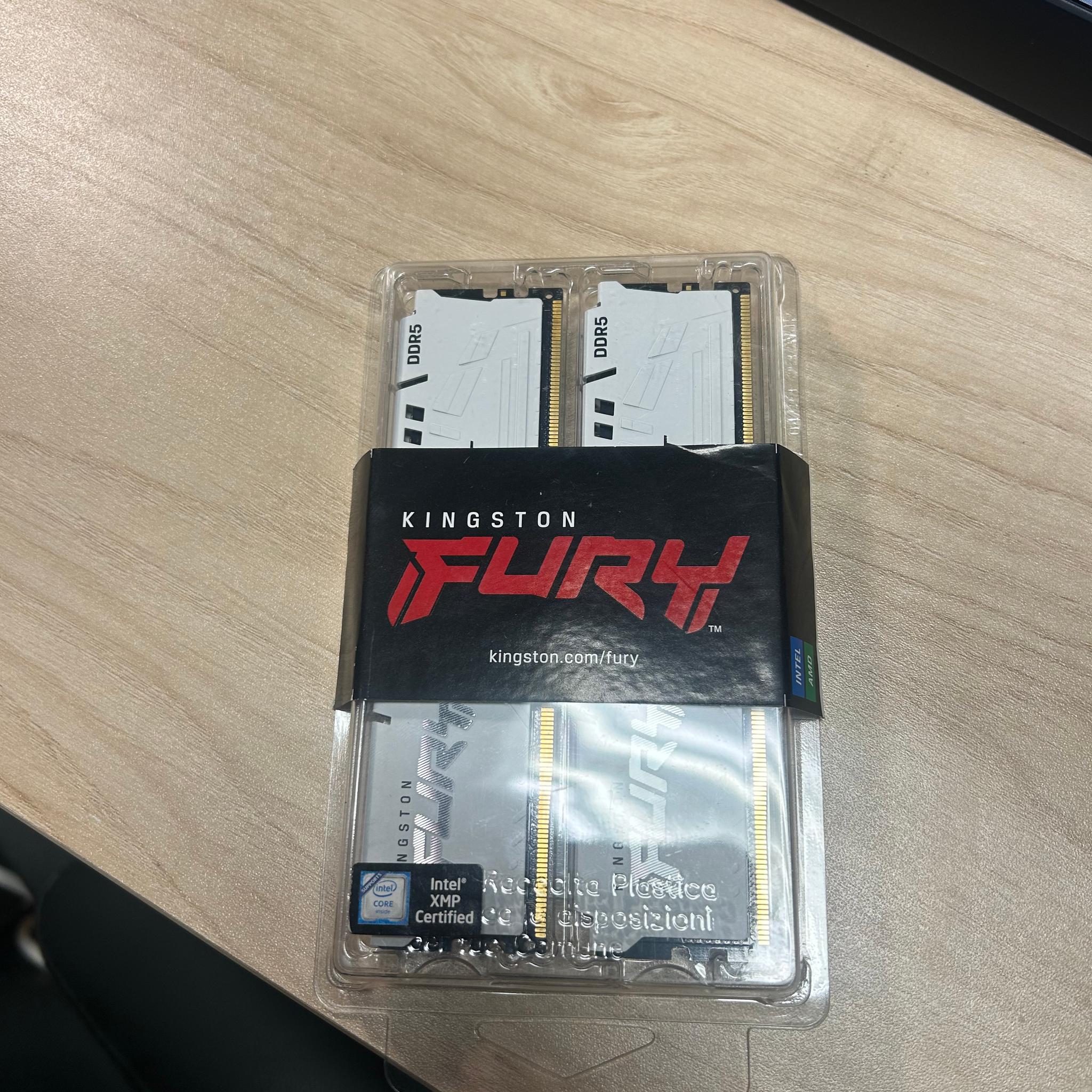 64 GB White Kingston Fury Beast DDR5 Ram