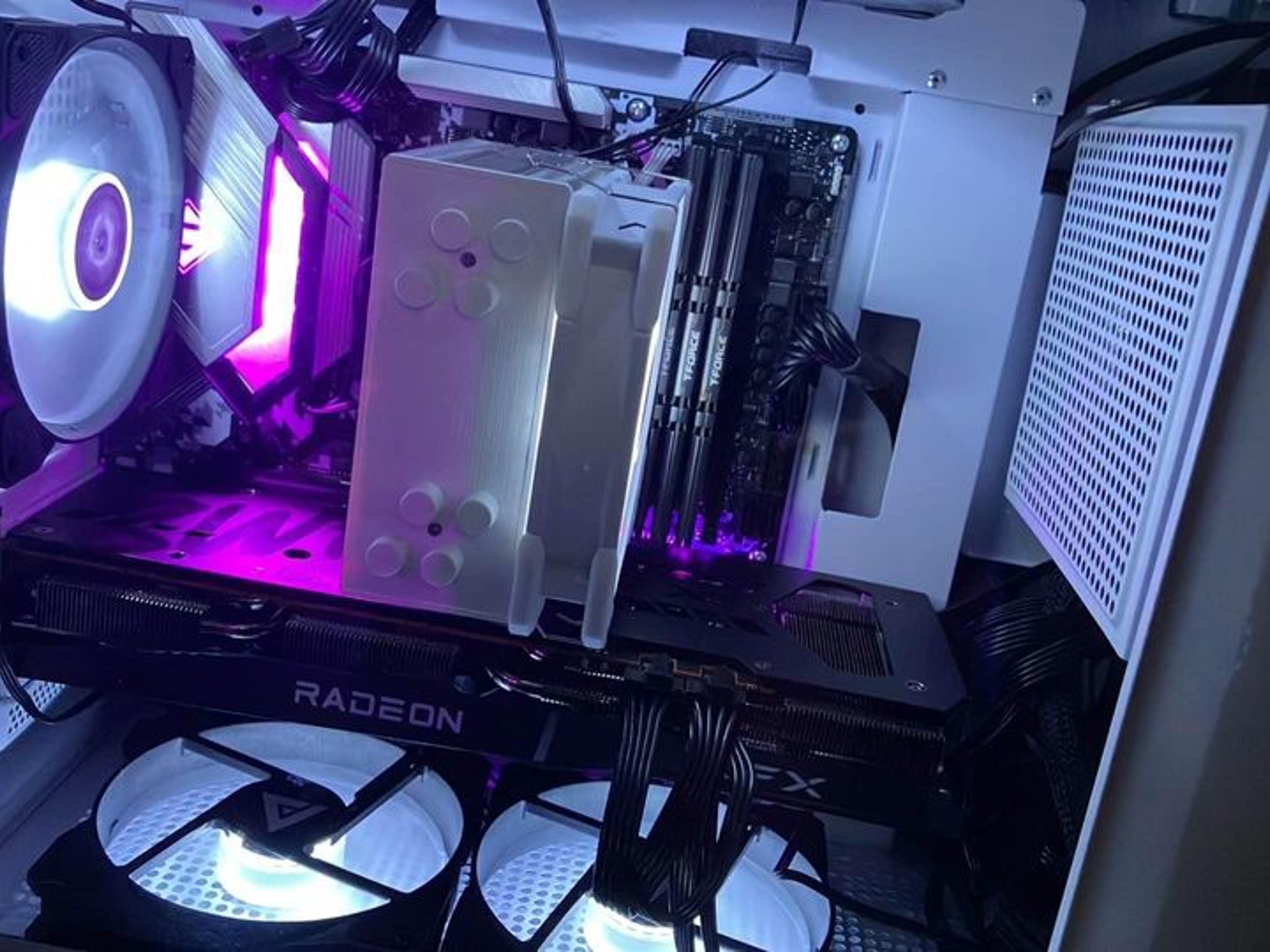 Custom White PC - AMD Rx 6700xt/24gb RAM/AMD Ryzen 5 5500/500gb storage