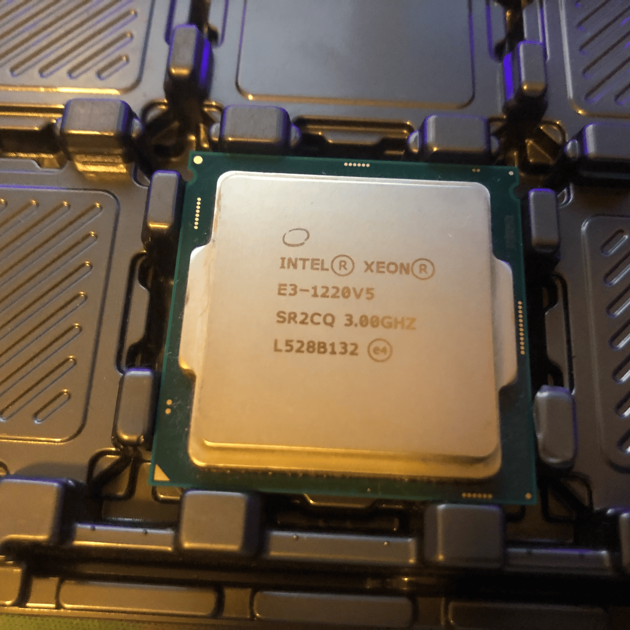 Intel Xeon E3-1220 V5 (4 Cores, 4 Threads @ 3GHz)