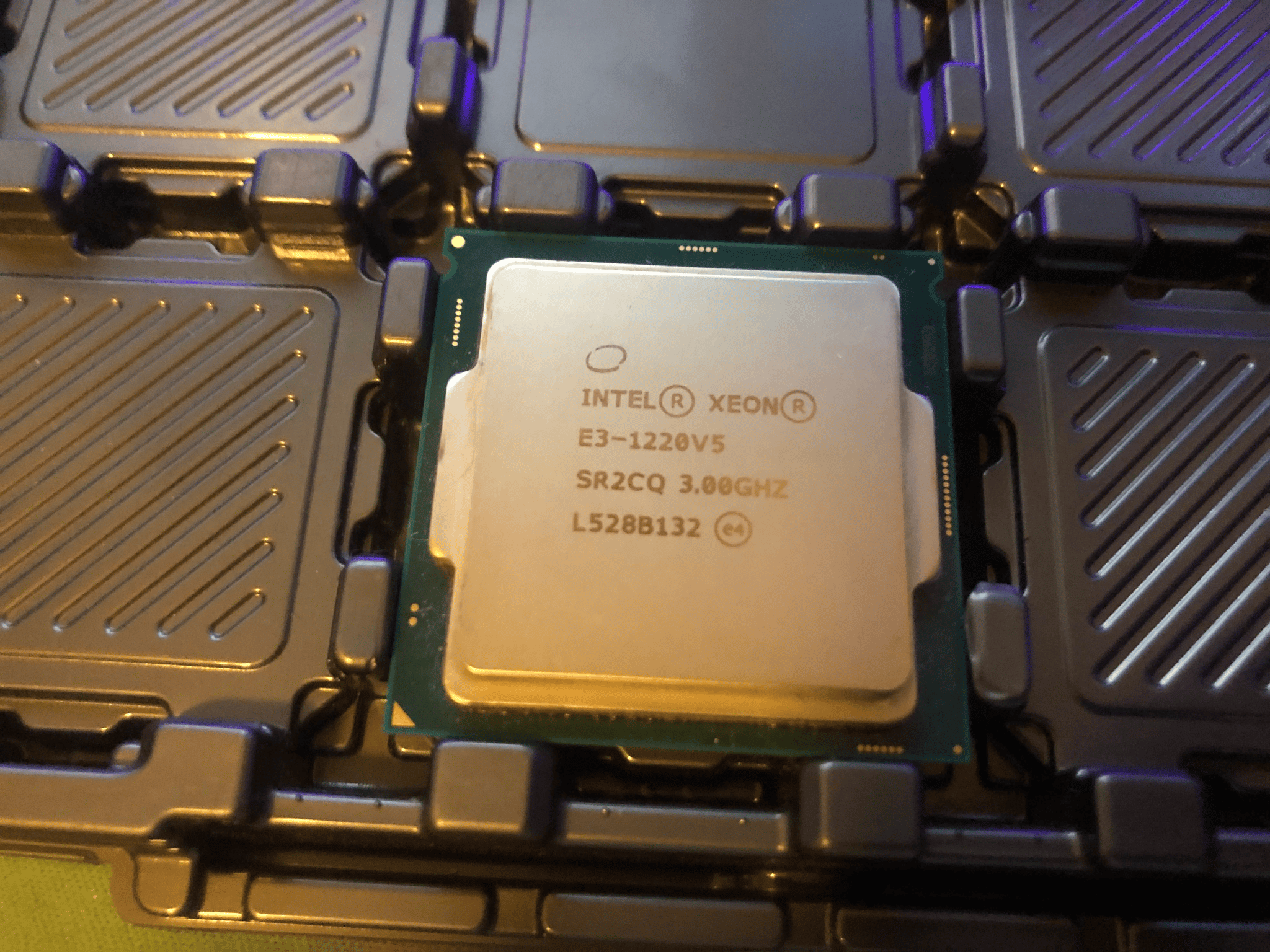 Intel Xeon E3-1220 V5 (4 Cores, 4 Threads @ 3GHz)