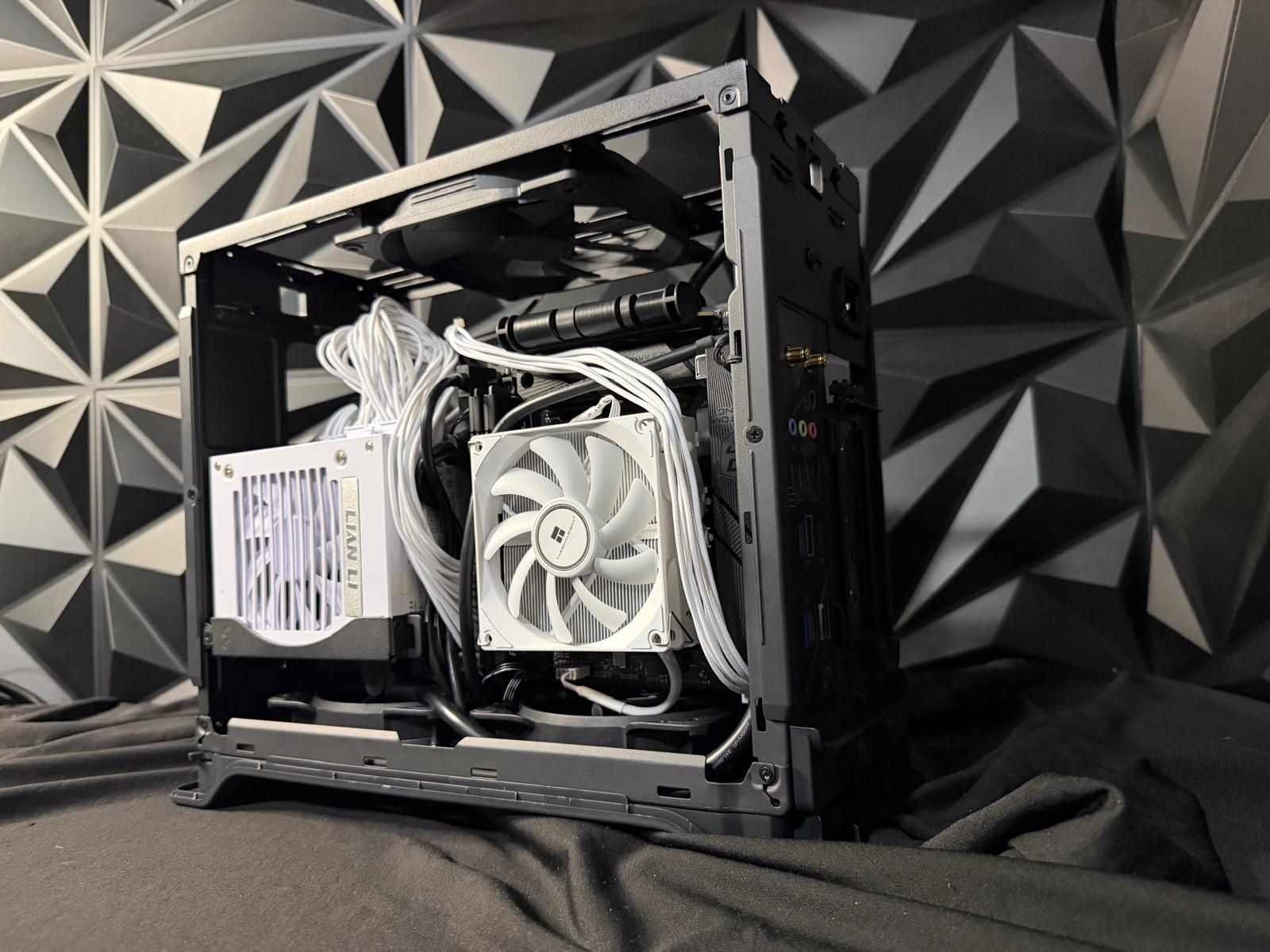 🖤🔥 Charcoal Oak 🌫️🖤 Ryzen 7 7700X| RX 9060XT 16 GB | 32 GB DDR5| 2 TB NVMe| 850W SFX PSU