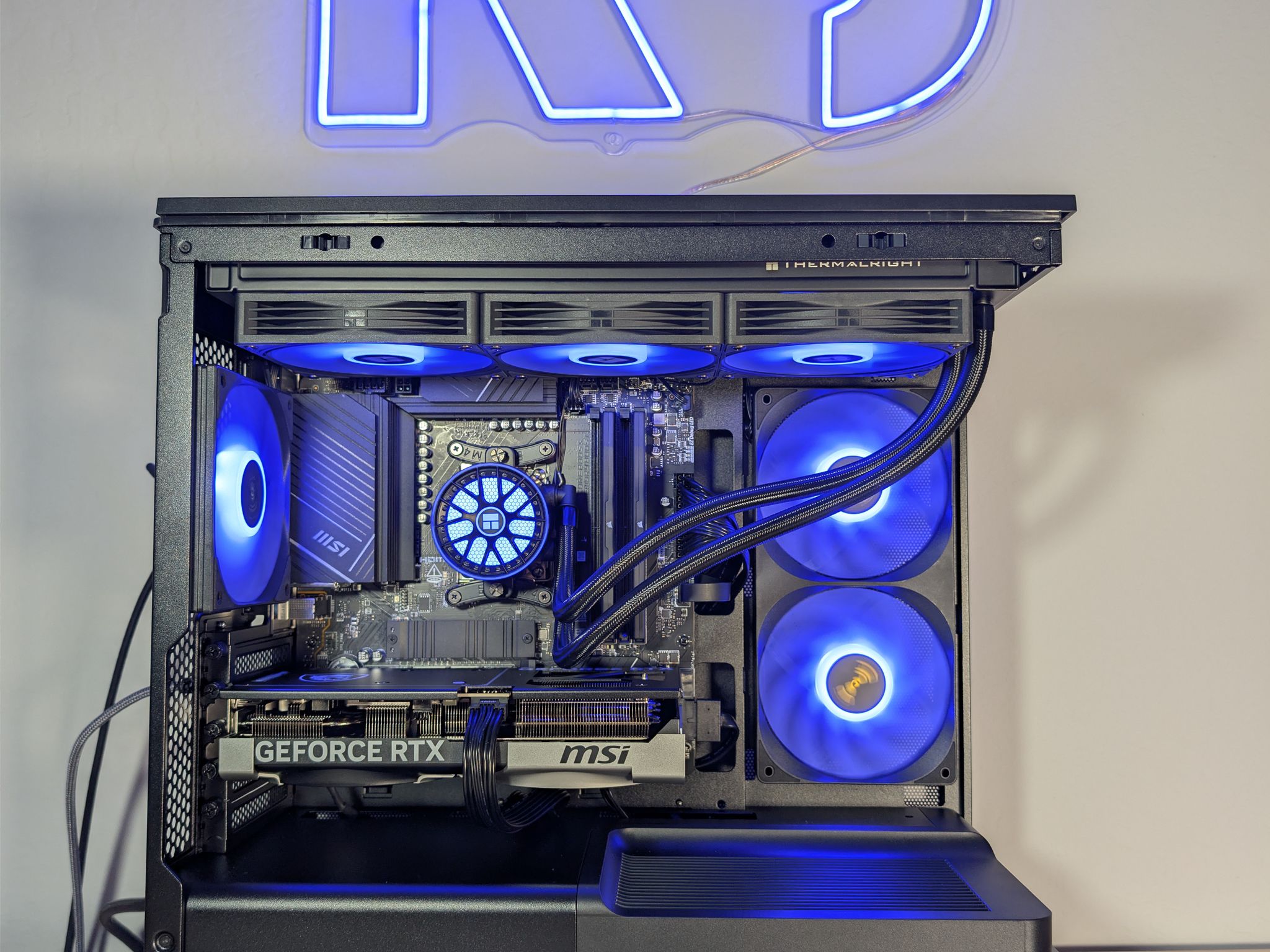 RTX 5070 // Ryzen 7 9700x // 32GB DDR5 // 1TB Gen4 NVMe // WiFi