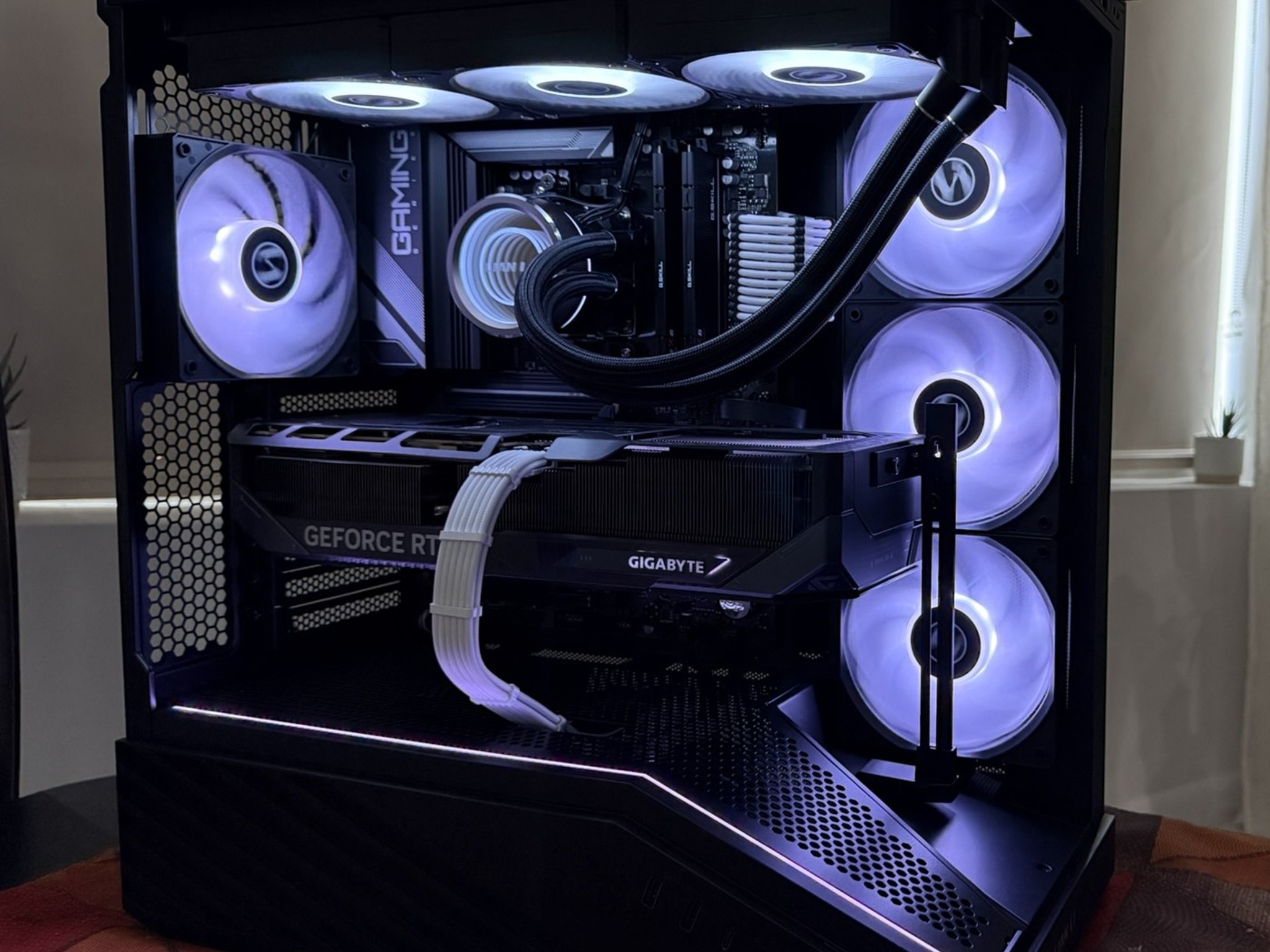 GeForce RTX 5070 Ti Lian Li Gaming PC - Ryzen 5 7600X3D, 32GB RAM, 1TB NVMe SSD