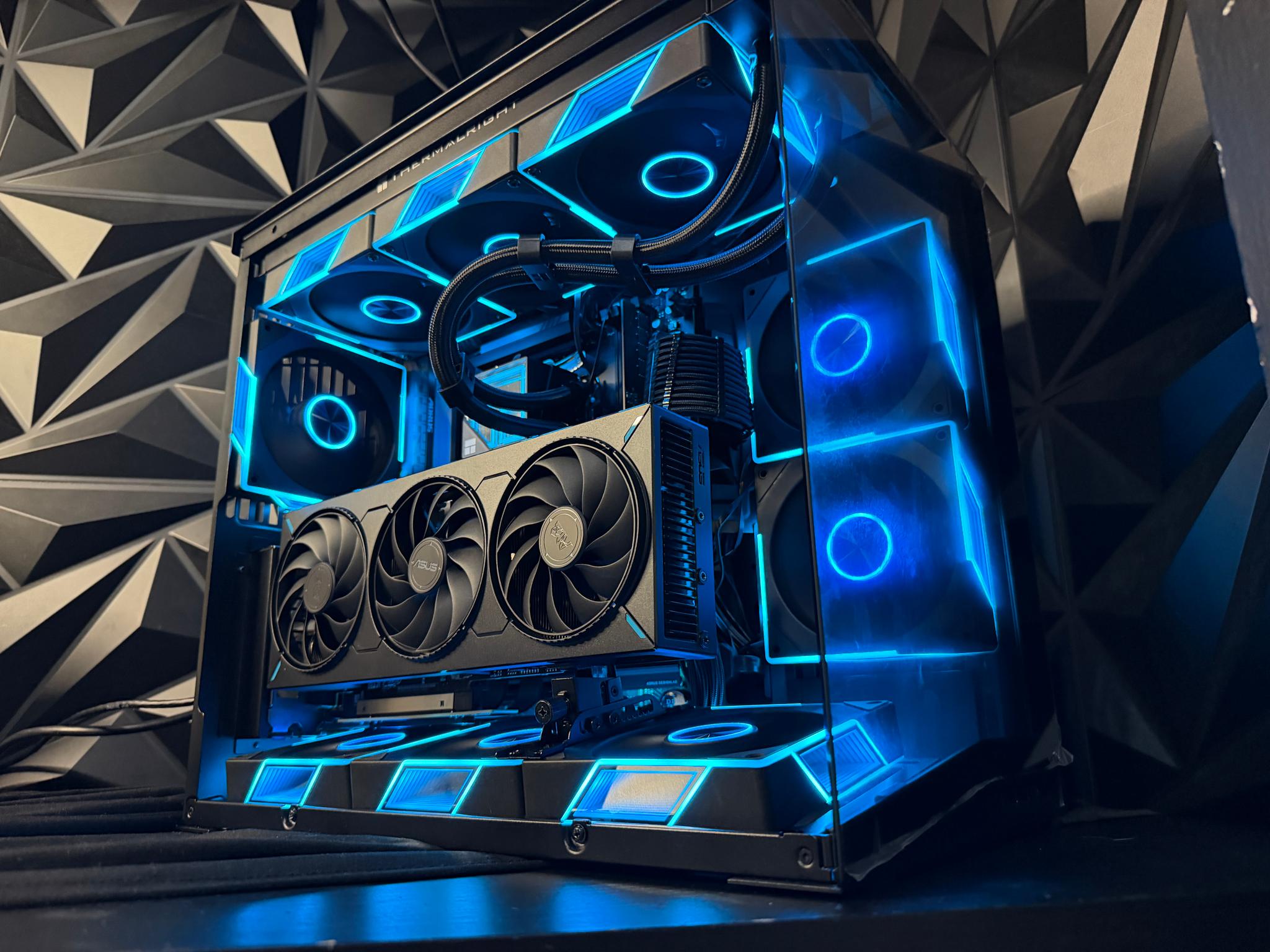 🕳️🌌 BLACK HOLE 🌌🕳️ Ryzen 9 7900X| RX 9070 GRE| 4.5 TB NVMe| 32 GB DDR5| 850W Gold PSU