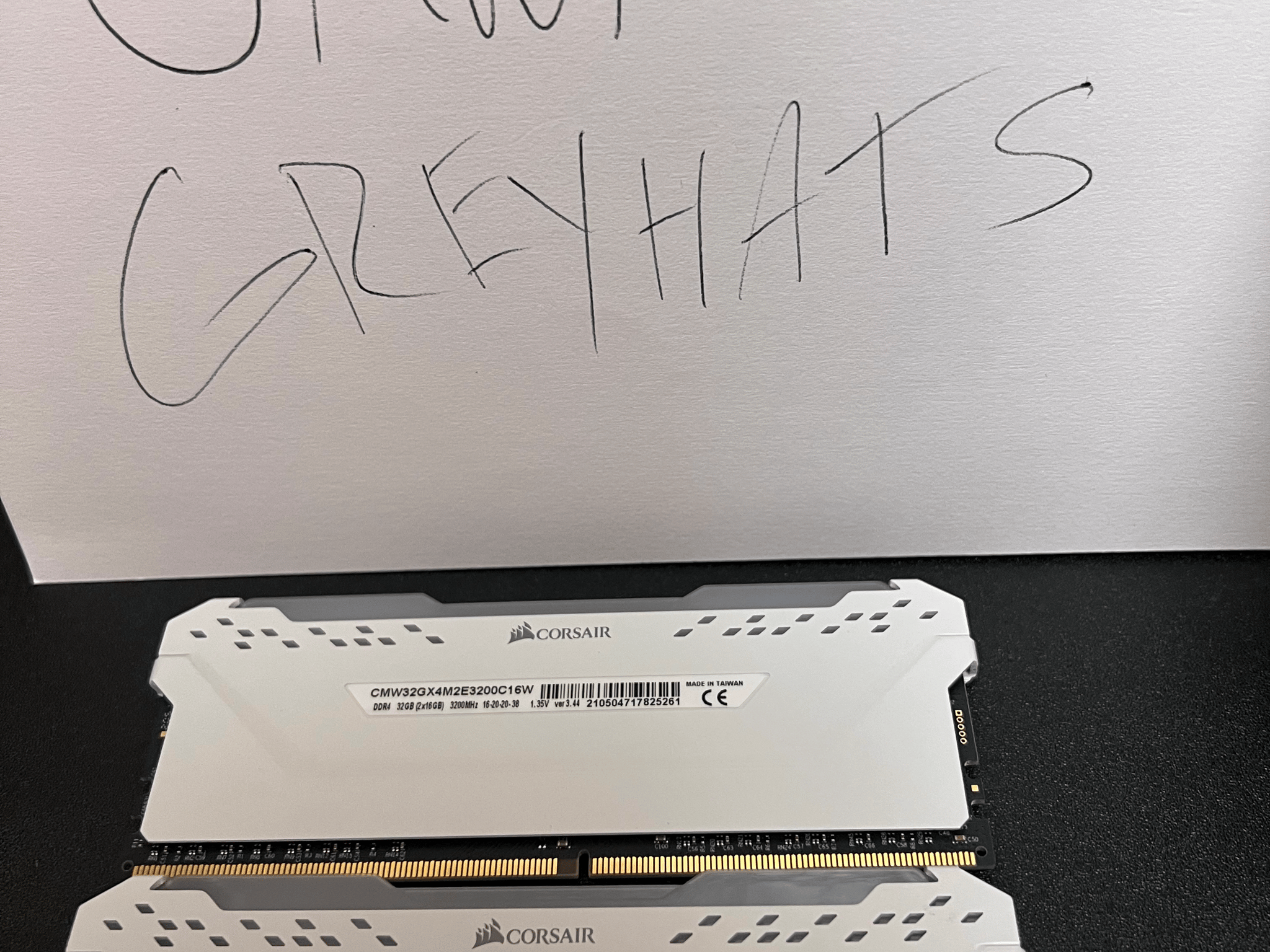 White Corsair Vengeance RGB Pro 32GB (2x 16 GB) WITH ADDITIONAL NON DRAM LIGHT KIT 
