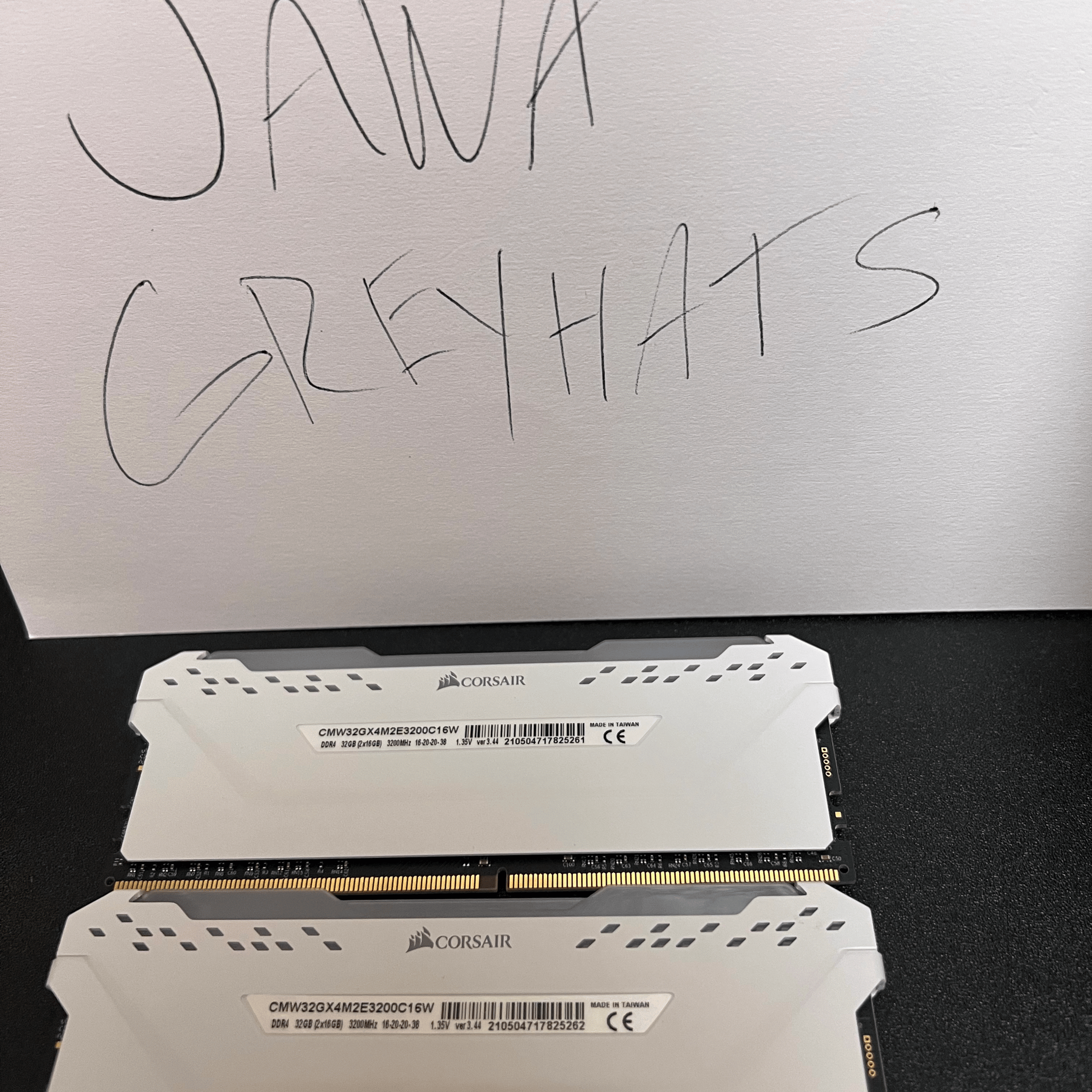White Corsair Vengeance RGB Pro 32GB (2x 16 GB) WITH ADDITIONAL NON DRAM LIGHT KIT 