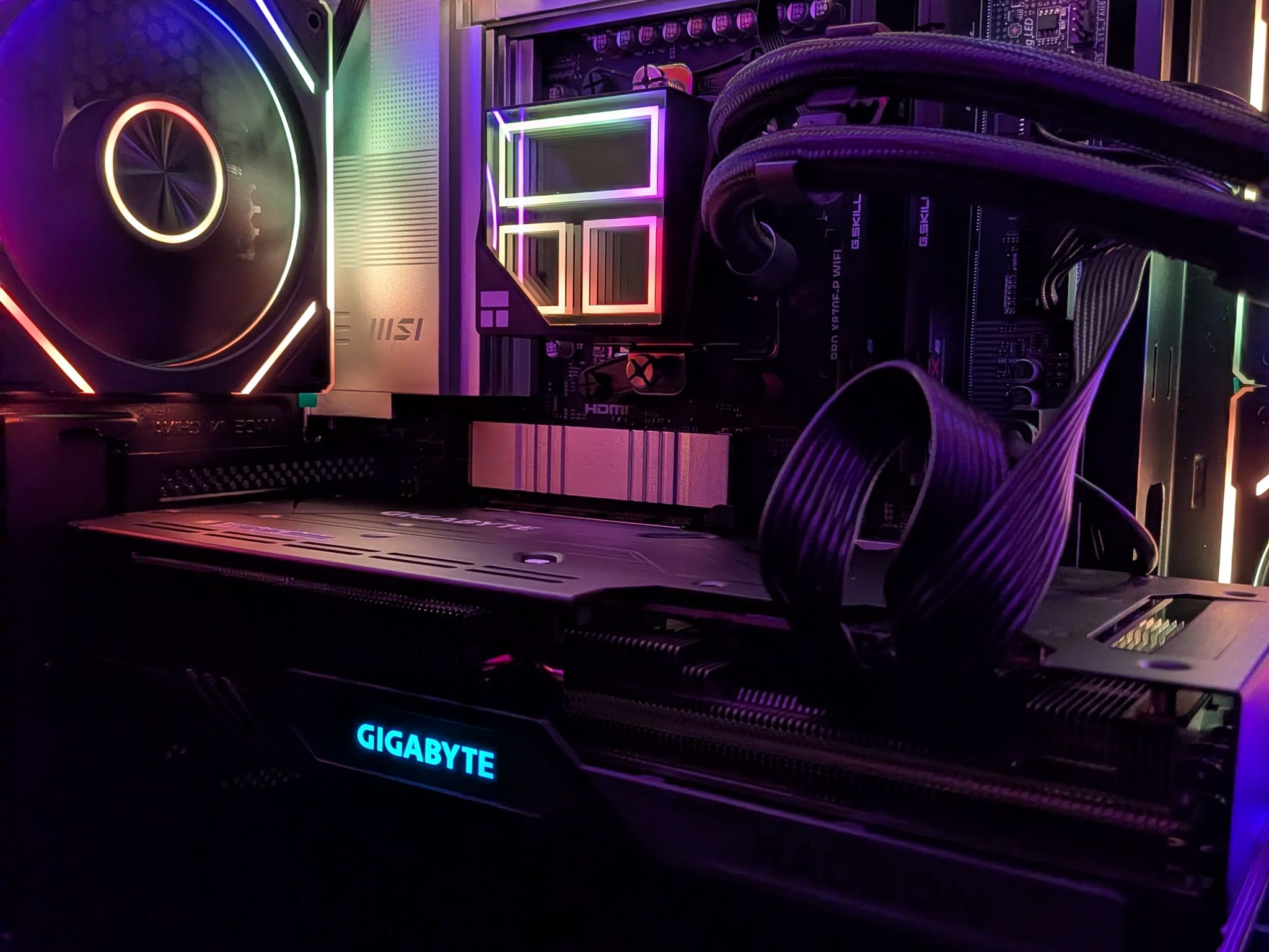 Ryzen 7 7700X | RX 7800 XT |  32 GB DDR5 | 1 TB | 650W