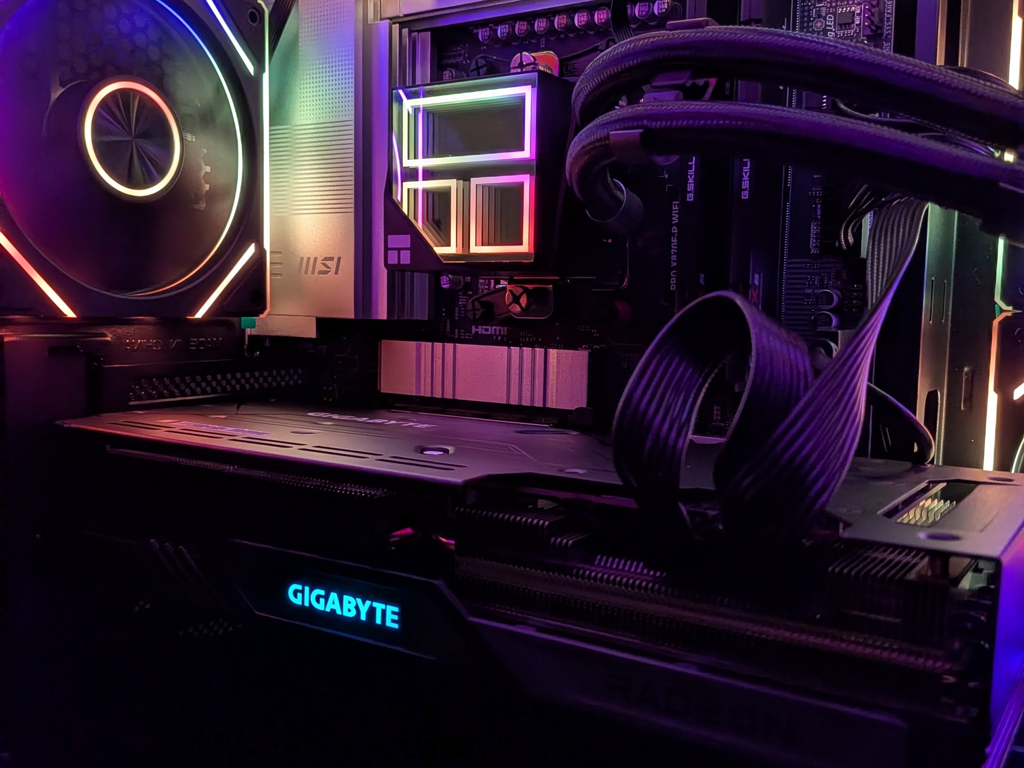Ryzen 7 7700X | RX 7800 XT |  32 GB DDR5 | 1 TB | 650W