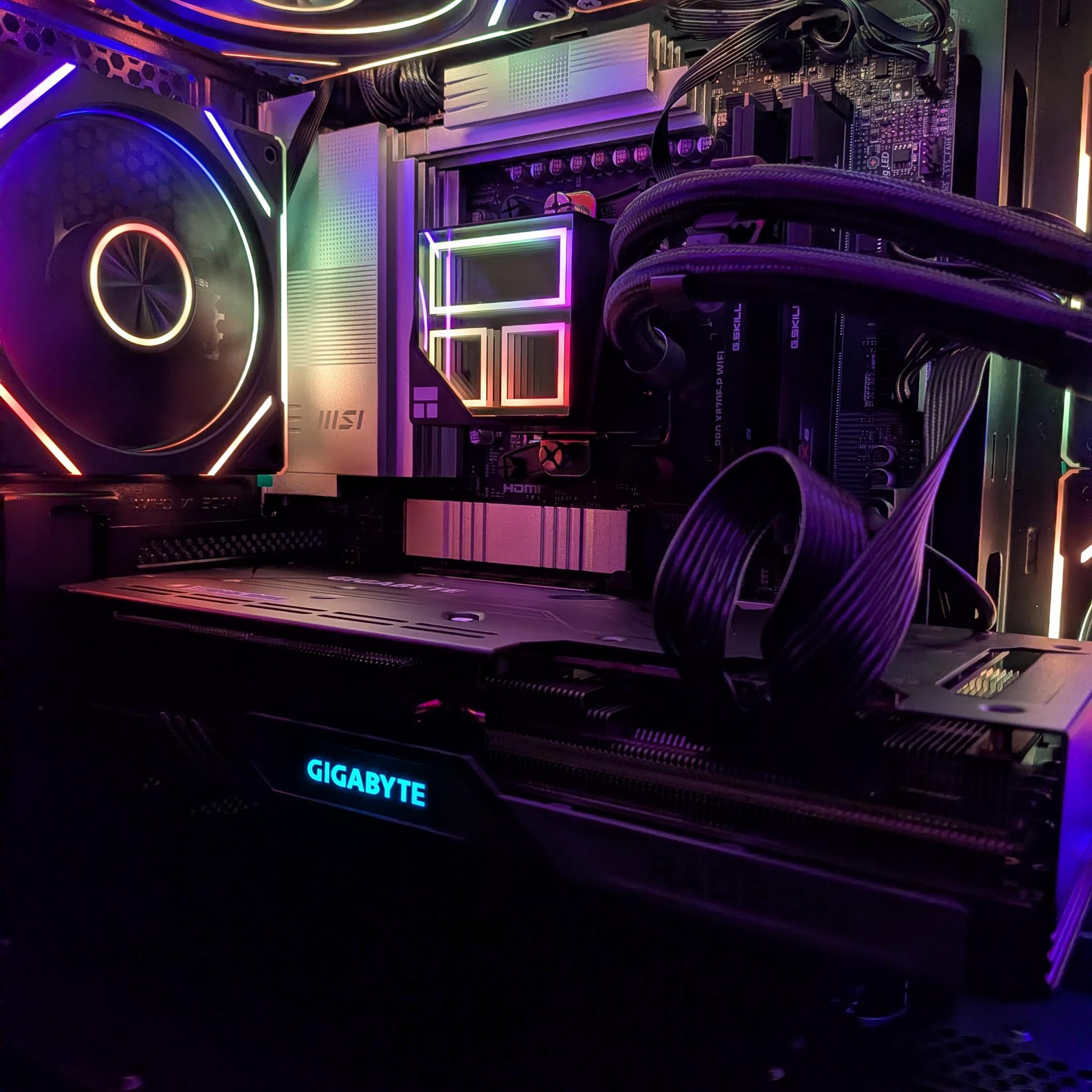 Ryzen 7 7700X | RX 7800 XT |  32 GB DDR5 | 1 TB | 650W