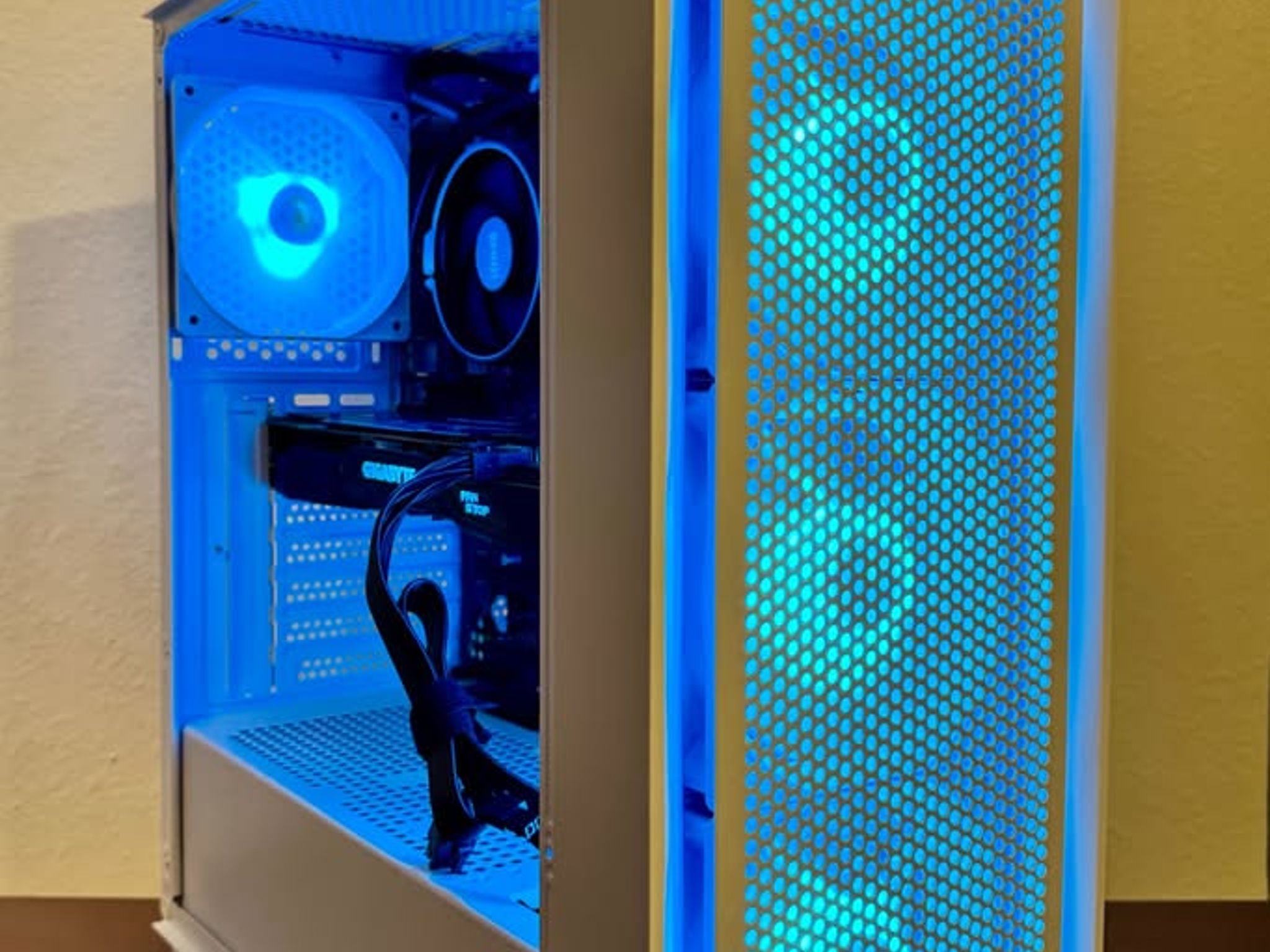 ❄️🎮 White RGB Gaming PC – Ryzen 5 5500 | GTX 1070 8GB | 16GB RAM | WIFI
